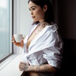 Claire Tomek Instagram - La seule chose qui a été soulevé pour la saint Valentin c’est la tasse