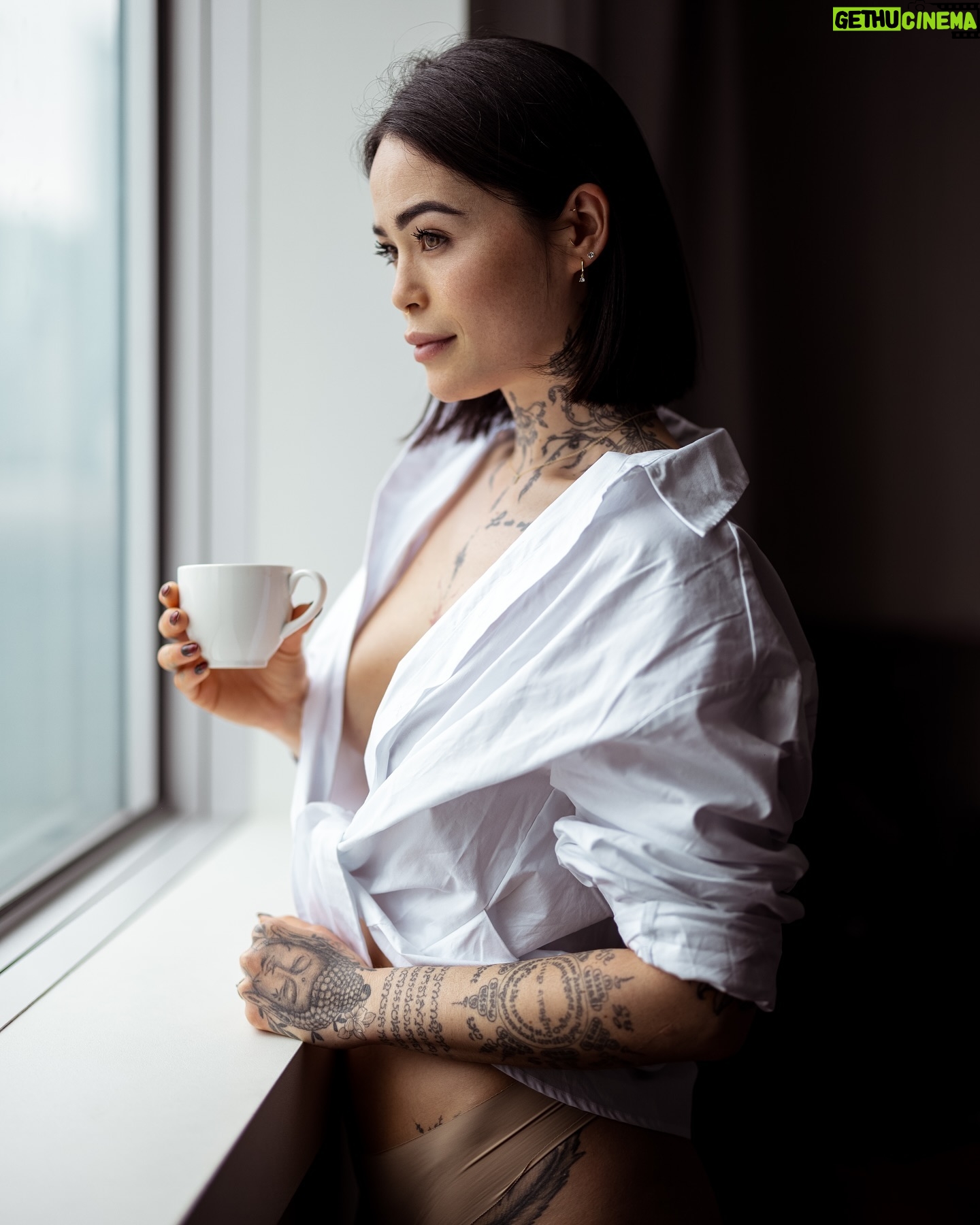 Claire Tomek Instagram - La seule chose qui a été soulevé pour la saint Valentin c’est la tasse
