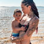 Claire Tomek Instagram - Vous vous rappelez le maillot de bain que j’ai acheté en soldes alors que je devais juste acheter des pâtes ? Voilà c’est rentabilisé.