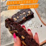 Claire Tomek Instagram - Qu’est ce qui est le plus incroyable : Cette recette de Brownie prête en 3 min ou le fait que j’ai réussi à faire une vidéo en ASMR avec un enfant à la maison ? 😂 - 1 banane écrasée 🍌 - 1 oeuf 🥚 - 30g de cacao amer non sucré 🍫 - 4 g de levure chimique 🫙 - 2 cuillère à soupe de lait 🥛 - quelques noix 🌰 - des pépites de chocolat ( j’ai utilisé celle au sucre de coco de chez @koro_fr ) Écraser la banane, ajouter l’œuf, le cacao, la levure le lait et les noix. Verser dans un petit moule huilé avec un essuie tout et ça part 2 min 30 au micro ondes pleine balle CEEEEEST TOUUUUT 🔥🔥🔥 N’hésitez pas à sauvegarder et partager pour la faire et refaire ❤️ J’attends vos retours en commentaires !!