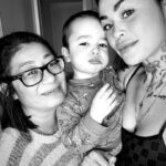 Claire Tomek Instagram - Merci la vie de m’avoir donné une maman EXCEPTIONNELLE . Le genre de maman qui lave même le lave vaisselle, qui nettoie les tasses avant même que t’aies fini ton café et qui vient faire le ménage chez toi en scred. Le genre de maman qui rigole à tes blagues même quand elle comprend pas. Le genre de maman qui supporte tes sautes d’humeur, et qui fait jamais la tête. Le genre de maman qui est devenue une super mamie, c’est genre moi en plus cool ❤️