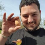 Claire Tomek Instagram – UNE SEMAINE DANS MA PELLICULE : 

1 : moi en apnée essayant d’être fraîche avec les yeux déf par l’eczéma 
2 : papa enfin de retour 
3 : mes croches pour crever les yeux des rageux 
4 : ROX et son pote Pongo 
5 : nuit de merde parce que quand y’a un cauchemar c’est toujours maman 
6 : les shoes un peu trop grandes 
7 : le premier œuf de Poupoule et Mercotte
8: toujours plus de douane à payer 
9 : l’amour ❤️