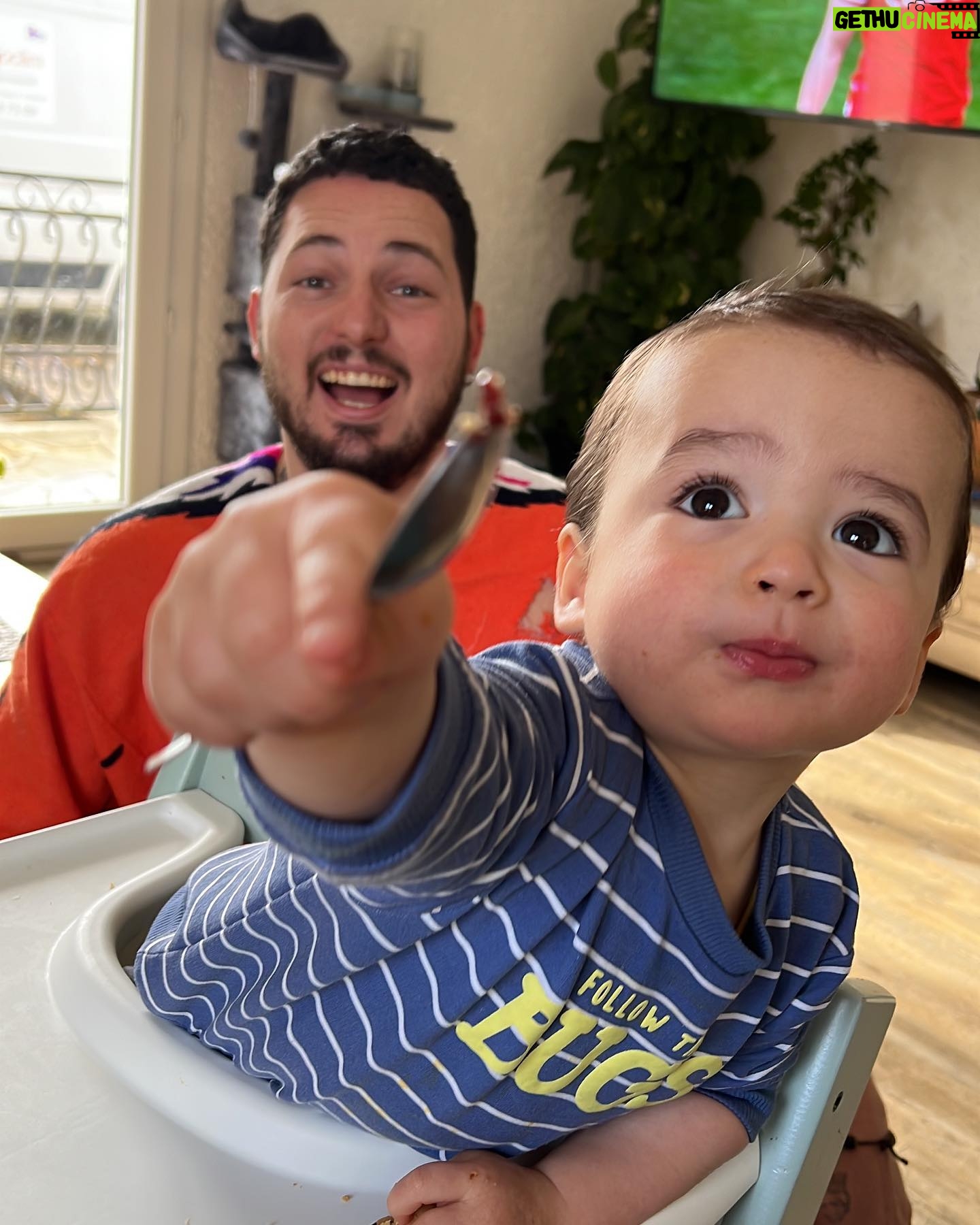 Claire Tomek - 8.2K Likes - UNE SEMAINE DANS MA PELLICULE :
1 : moi en apnée essayant d’être fraîche avec les yeux déf par l’eczéma
2 : papa enfin de retour
3 : mes croches pour crever les yeux des rageux
4 : ROX et son pote Pongo
5 : nuit de merde parce que quand y’a un cauchemar c’est toujours maman
6 : les shoes un peu trop grandes
7 : le premier œuf de Poupoule et Mercotte
8: toujours plus de douane à payer
9 : l’amour ❤️