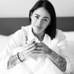 Claire Tomek Instagram - Ça fait longtemps que j’ai pas parlé de .. moi Enfin réellement je veux dire ! Prenez un café, on va discuter d’un sujet hyper personnel ! Voilà, hier encore une fois j’ai craqué. J’ai toujours été la personne super joyeuse, qui fait rigoler tout le monde mais aussi celle au tempérament explosif, avec peu de patience, qui s’enerve vite et qui culpabilise de ne pas gérer ces émotions. Puis j’ai eu un enfant.. , j’ai connu les nuits hâchées ( si on peut appeler ça des nuits) les couchers interminables, les non, le bordel, les pleurs qui tapent sur le système, la charge mentale et cette impression de devoir tout gérer constamment. J’ai dû apprendre à gérer un enfant : avec ses besoins, ses frustrations, ses émotions et moi même. Une jeune maman avec une nouvelle sensibilité, de nouvelles frustrations, et des principes (que je revois régulièrement) Depuis qu’il arrive vers les 2 ans, j’ai souvent l’impression de perdre le contrôle. D’être la maman énervée, en colère, un monstre qui passe sont temps à crier car elle « n’a pas le temps » elle pense à tout ce qu’il y’a a faire encore à la maison. Vous aussi vous la connaissez ? Et le pire c’est que je m’en veux à tel point que je finis souvent par pleurer, me traiter de mauvaise mère. J’ai souvent peur qu’il aime plus son père, peur de briser cette relation avec mon fils en passant pour la méchante. Honnêtement j’aimerais avoir le lâcher prise de papa quand il joue avec, qu’ils retournent la maison et qu’ils se soucient pas de ce qu’on va manger. Mais je n’y arrive pas ! Du coup, est ce que moi « la figure référence » j’apprends à mon enfant à gérer ses émotions ? Non 😭 ses crises, me renvoient à ma charge mentale, à ma colère et à mon mal être de « mauvaise maman » Mais quel est le secret du super parent qui arrive à tout faire et ne s’énerve jamais ? Vous avez été plusieurs à me parler de cette difficulté à gérer vos émotions. J’avoue que j’ai écrit ce post consciente que les mamans parfaites seront en pls devant une maman dragon mais j’avais besoin de me confier, et j’espère comme souvent que vos commentaires me feront me sentir moins seule dans cette grande aventure qu’est la maternité ❤️