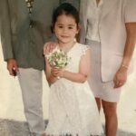 Claire Tomek Instagram - Petite Claire, Je pourrais te donner un tas de conseils, te dire de ne pas faire ceci ou cela, de fréquenter telle ou telle personne … mais tu ne m’écouterais sûrement pas. T’en fais toujours qu’à ta tête et ça ne changera pas Toi qui a toujours rêvé d’avoir des enfants, je pourrais t’annoncer que t’auras un super fils qui deviendra le centre de ton univers. Toi qui réfléchis beaucoup, planifie tout, aime tout gérer et ne laisse aucune place à l’imprévu ce sera bien la seule chose que tu n’auras pas réussi à faire comme tu le voulais. Mais t’as fini par réussir c’est la seule chose qu’il faut retenir. Tu seras ce que tu as toujours voulu être : une bonne personne. Toi qu’on ne comprenait pas toujours, qui as toujours eu des facilités à l’école tu as vite compris que ce n’était pas pour toi les grandes études mais tu trouveras ta voie. Toi qui déteste les ordres et avoir quelqu’un au dessus de toi, tu trouveras le courage de quitter un travail stable pour ouvrir ta société et faire ce que tu as toujours voulu sans dépendre de personne. Tu ne pourras pas éviter les épreuves et les peines et c’est mieux ainsi. Tu te forgeras au fil des années avec les coups durs que tu t’imposeras toi même des fois. Ça te prendra des années avant de comprendre certaines choses.. Avant d’apaiser ta peur de l’abandon Avant de panser certaines blessures et t’accepter telle que tu es. Avant de trouver ce que tu veux vraiment. Toi qui cherche toujours l’approbation des autres, tu ne seras plus constamment en quête de reconnaissance et du regard des gens. Je peux te dire que tu arriveras à être fière de toi… par toi-même. J’aimerais t’éviter les troubles du comportements alimentaires mais ces longues années de suivi de combat, de défis, d’efforts, d’échecs et de réussites te feront grandir et avancer. Tu deviendras beaucoup plus forte que tu ne le penses et tu arriveras à mettre des mots sur des maux. Ma petite Claire, quand tu seras une vielle maman tu n’auras toujours pas compris le sens de la vie, mais tu auras trouvé le sens de la tienne ❤️
