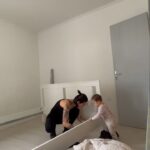Claire Tomek Instagram – Ça fait plusieurs jours que vous me posez la question  car vous ne me voyez plus sourire. 
Plus de Martial en caleçon, plus de kompa en fond sonore, plus de blagues de beauf ou d’histoire dont on ne connaît jamais la fin. 

Je me dois de vous dire la vérité ! 

Nous sommes toujours ensemble, on est plus noël et il n’est toujours pas antillais 😂

On a juste vendu notre maison et on a décidé de faire le déménagement tranquillement sur un mois. 
Monsieur est muté qu’à partir de février du coup à moi la THUG LIFE pendant un mois !
Enfin c’est ce que je pensais .. 
Mais gérer un enfant solo et l’emménagement c’est pas évident. 
Courage à toutes les mamans solos vous êtes des forces de la nature parce que vraiment j’ai qu’une hâte c’est que papa arrive pour pouvoir aller 💩 quand je veux, prendre un bain et aller à la salle !