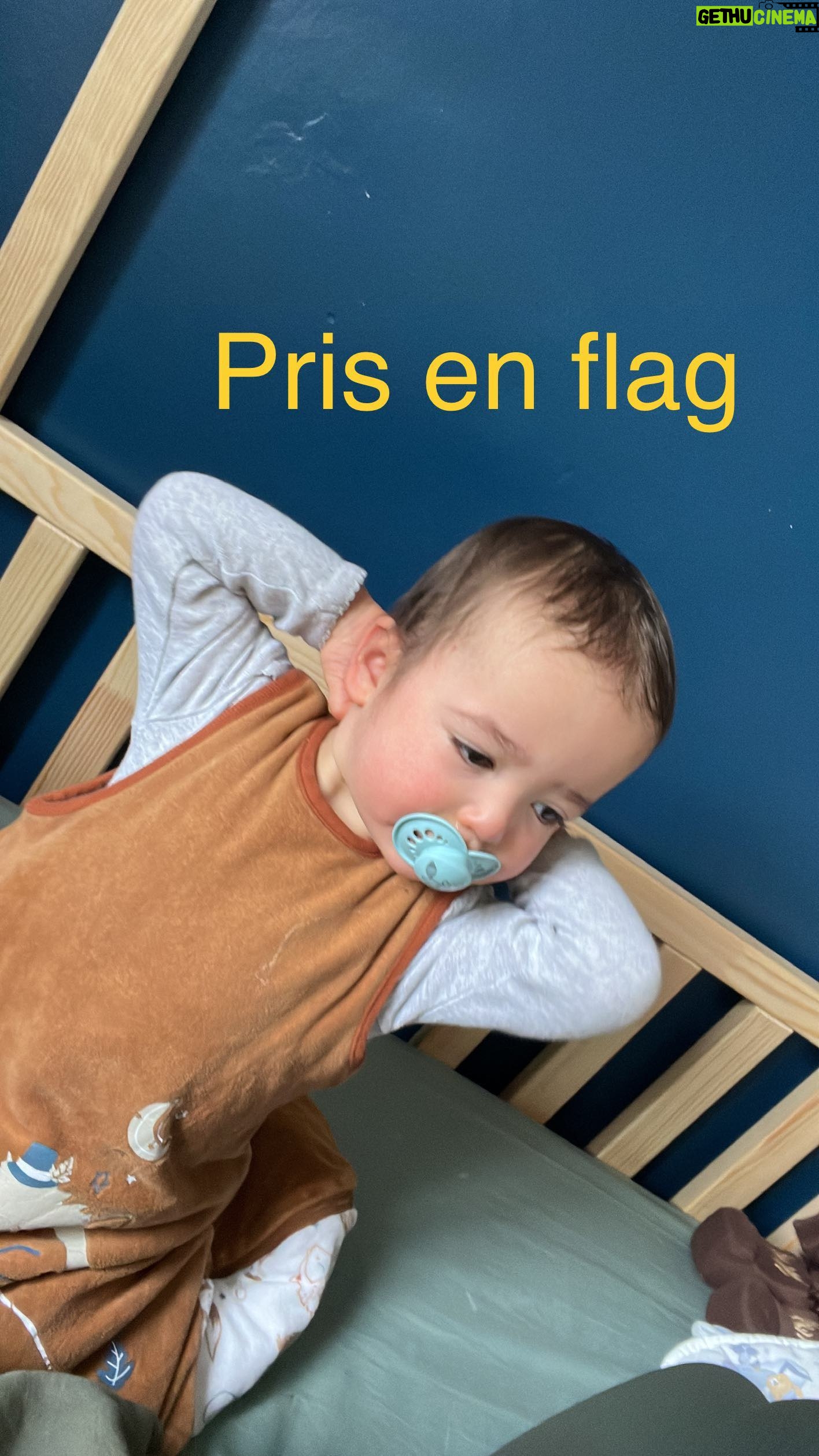 Claire Tomek Instagram - Quand tu laisses traîner ton téléphone