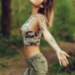 Claire Tomek Instagram - Toutes ces photos C’EST MOI. Pourquoi je vous partage ces dossiers ? Parce que j’ai pas toujours mangé des graines, fait du sport et respiré la bonne humeur. Je suis passée par alcool, troubles du comportement alimentaire, cigarette, dépression, anorexie. J’ai fini a 42 kilos avec un cœur qui s’est arrêté de battre .. puis j’ai eu le déclic, et je me suis reconstruite, j’ai rechuté, j’ai remonté la pente. Et c’est ok de faire des erreurs, de pas avoir une hygiène de vie toujours clean l’important c’est pas ce qu’on etait avant c’est ce qu’on veut devenir ! Je dis pas ça pour vous faire la morale mais juste pour vous dire que même si des fois on pense toucher le fond (et laaaa clairement j’étais bien au fond) on peut se relever ❤️ NE LÂCHEZ JAMAIS RIEN