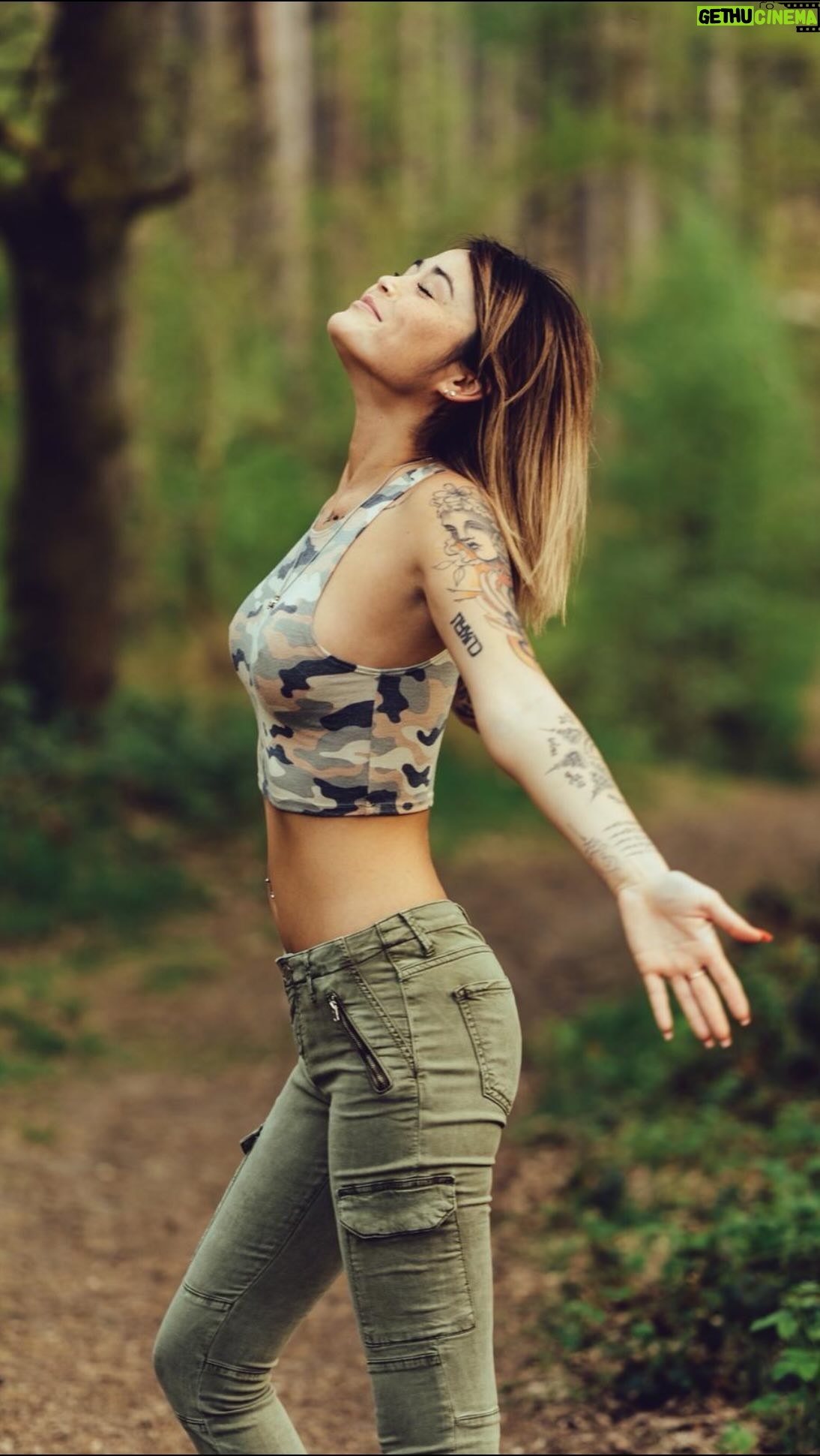 Claire Tomek - 7.2K Likes - Toutes ces photos C’EST MOI.
Pourquoi je vous partage ces dossiers ? Parce que j’ai pas toujours mangé des graines, fait du sport et respiré la bonne humeur.
Je suis passée par alcool, troubles du comportement alimentaire, cigarette, dépression, anorexie.
J’ai fini a 42 kilos avec un cœur qui s’est arrêté de battre .. puis j’ai eu le déclic, et je me suis reconstruite, j’ai rechuté, j’ai remonté la pente.
Et c’est ok de faire des erreurs, de pas avoir une hygiène de vie toujours clean l’important c’est pas ce qu’on etait avant c’est ce qu’on veut devenir !
Je dis pas ça pour vous faire la morale mais juste pour vous dire que même si des fois on pense toucher le fond (et laaaa clairement j’étais bien au fond) on peut se relever ❤️
NE LÂCHEZ JAMAIS RIEN
