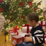 Claire Tomek Instagram – Coucou Père Noël, ça fait bien longtemps que je ne t’avais pas écrit ! D’ailleurs je peux te dire tu ? 
Maël est encore trop petit pour écrire et moi peut être un peu trop vielle mais j’espère qu’il aura l’occasion de le faire. 
Que pour lui le père Noël existera comme pour moi et que ses copains ne viendront pas enlever les petites étoiles dans ses yeux au moins au début. 

Est-ce que le Pôle Nord est épargné par le réchauffement climatique ? Non parce que clairement nous ici c’est la cata. 

Je voudrais que tu livres  pleins de bisous à toutes ces mamans qui travaillent à la maison ou à l’extérieur. 
Tu sais elles ont souvent une lourde charge mentale sur les épaules un peu comme toi avec ta hotte ! 
Elles ont toujours milles choses auxquelles penser au quotidien, mais c’est double peine quand y’a les fêtes faut bien tout préparer. 

Encore désolée pour le bourbier avec le sapin l’année dernière, j’ai voulu le laisser gérer mais toi même tu sais que les hommes voient toujours les choses en grand 😂

Pour Noël je ne demande pas que mon fils marche, ni qu’il fasse ça de plus ou de moins que les autres de son âge. 
Ce serait bien de les laisser souffler un peu, sans comparer ! 
Est-ce que nous les parents on doit avoir tous la même taille, le même gabarit, la meme évolution ? 

Si tu peux faire quelque chose pour moi, j’aimerais que les mamans et les papas ne se sentent pas obligés de faire tout pour être des parents parfaits.
Que tu bloques tous les comptes des mamans donneuses de leçons, celles qui nous font culpabiliser ou celles qui prétendent avoir une vie incroyable alors qu’on met toutes les mains dans le caca 😂

J’aimerais un peu de répit pour nous toutes, un peu d’indulgence pour soi et les autres.  Le temps de souffler, au moins une petite fois ! 

Bon big bisou Père Noël, la routine m’appelle. Boulot, courses, linge tout ça tout ça quoi ! 
D’ailleurs rajoute un sèche linge sur ma liste 😘

Et vous vous voulez quoi vous pour Noël ? ❤️