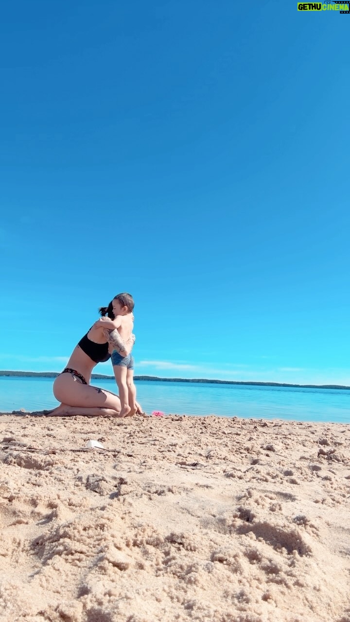 Claire Tomek Instagram - Mardi 19 mars, la vie est belle : j’ai eu le droit à un câlin sans échanger un bout de fromage.
