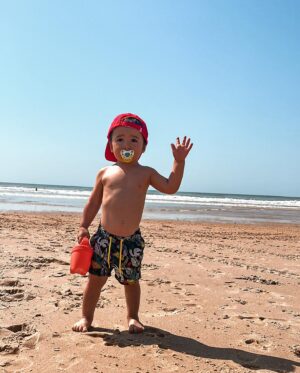 Claire Tomek Instagram - La raie encore pleine de sable mais une mamie et un enfant heureux ! 
Moi je voulais juste rattraper le bronzage en retard sur mon boule 😂