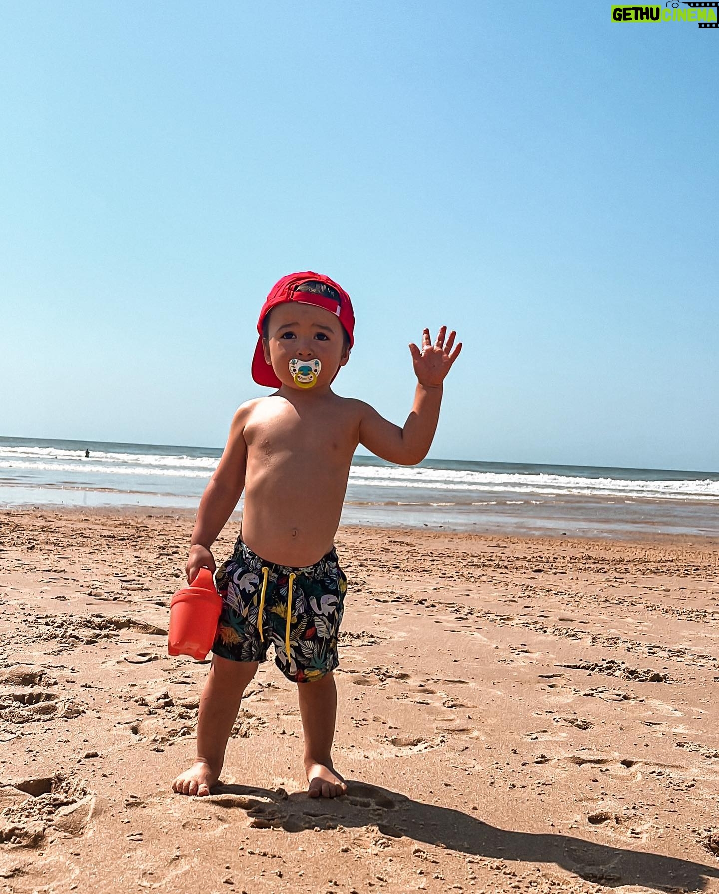 Claire Tomek - 10.5K Likes - La raie encore pleine de sable mais une mamie et un enfant heureux !
Moi je voulais juste rattraper le bronzage en retard sur mon boule 😂