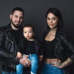 Claire Tomek Instagram – Une copine m’a demandé ce que c’était d’avoir un enfant. 
J’ai caché ses clés 
Vidé son sac
Vomi sur son sweat 
Mis du chocolat dans ses cheveux 
Puis je lui ai fait un gros câlin 🤷🏻‍♀️