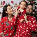 Claire Tomek Instagram – Joyeux noël à tous 🎄🎁 

Petite pensée pour les personnes seules pour Noël, celles qui ont des liens familiaux compliqués, celles qui ont des problèmes financiers, celles qui doivent travailler et pour qui les photos de Noël en famille sur les réseaux sociaux peuvent faire écho. 

Ceux qui sont certes en famille mais qui y vont a reculons. N’oubliez pas que les paillettes sur Instagram, les grandes tables remplies d’invités etc ne sont pas forcément le reflet du bonheur. 

Puis vous savez quoi ? C’est même pas un vrai sapin derrière ni une vraie cheminée, parce que nous c’est un sapin de cartons qu’on a dans le salon 😂🎄 et pourtant avec ce fond on passe trop pour la famille parfaite avec une maison de ouf ! 

A tout ceux qui passent par ce post, même si je ne vous connais pas, je vous souhaite un joyeux Noël et je pense à vous ❤️
C’est une fête d’amour et se porter de l’amour à soi c’est aussi réveillonner.

Pour les personnes qui sont en famille, profitons de ces moments, prenons soin de ceux qu’on aime car c’est le cadeau le plus inestimable.