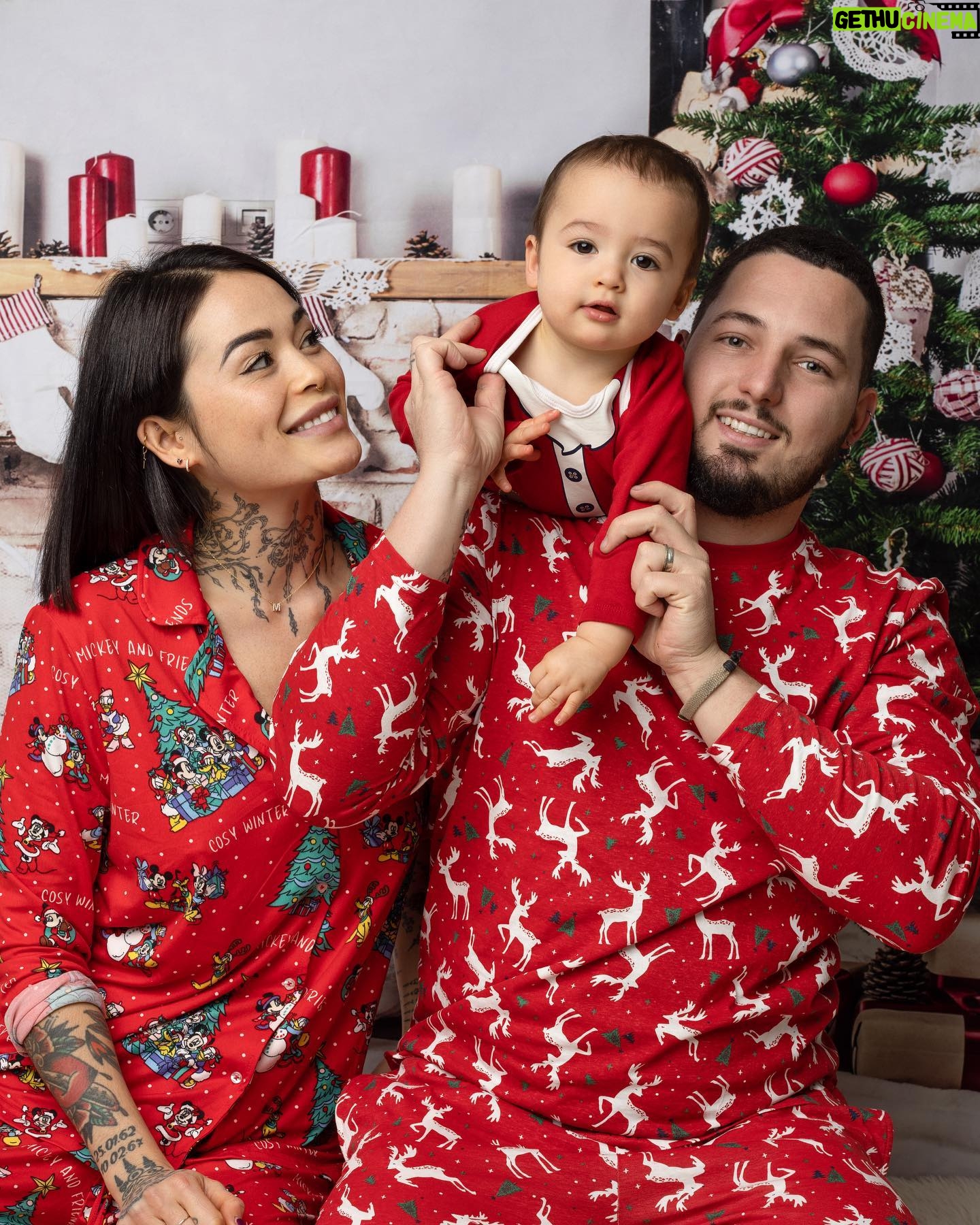 Claire Tomek - 9.6K Likes - Joyeux noël à tous 🎄🎁
Petite pensée pour les personnes seules pour Noël, celles qui ont des liens familiaux compliqués, celles qui ont des problèmes financiers, celles qui doivent travailler et pour qui les photos de Noël en famille sur les réseaux sociaux peuvent faire écho.
Ceux qui sont certes en famille mais qui y vont a reculons. N’oubliez pas que les paillettes sur Instagram, les grandes tables remplies d’invités etc ne sont pas forcément le reflet du bonheur.
Puis vous savez quoi ? C’est même pas un vrai sapin derrière ni une vraie cheminée, parce que nous c’est un sapin de cartons qu’on a dans le salon 😂🎄 et pourtant avec ce fond on passe trop pour la famille parfaite avec une maison de ouf !
A tout ceux qui passent par ce post, même si je ne vous connais pas, je vous souhaite un joyeux Noël et je pense à vous ❤️
C’est une fête d’amour et se porter de l’amour à soi c’est aussi réveillonner.
Pour les personnes qui sont en famille, profitons de ces moments, prenons soin de ceux qu’on aime car c’est le cadeau le plus inestimable.