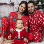 Claire Tomek Instagram – Joyeux noël à tous 🎄🎁 

Petite pensée pour les personnes seules pour Noël, celles qui ont des liens familiaux compliqués, celles qui ont des problèmes financiers, celles qui doivent travailler et pour qui les photos de Noël en famille sur les réseaux sociaux peuvent faire écho. 

Ceux qui sont certes en famille mais qui y vont a reculons. N’oubliez pas que les paillettes sur Instagram, les grandes tables remplies d’invités etc ne sont pas forcément le reflet du bonheur. 

Puis vous savez quoi ? C’est même pas un vrai sapin derrière ni une vraie cheminée, parce que nous c’est un sapin de cartons qu’on a dans le salon 😂🎄 et pourtant avec ce fond on passe trop pour la famille parfaite avec une maison de ouf ! 

A tout ceux qui passent par ce post, même si je ne vous connais pas, je vous souhaite un joyeux Noël et je pense à vous ❤️
C’est une fête d’amour et se porter de l’amour à soi c’est aussi réveillonner.

Pour les personnes qui sont en famille, profitons de ces moments, prenons soin de ceux qu’on aime car c’est le cadeau le plus inestimable.