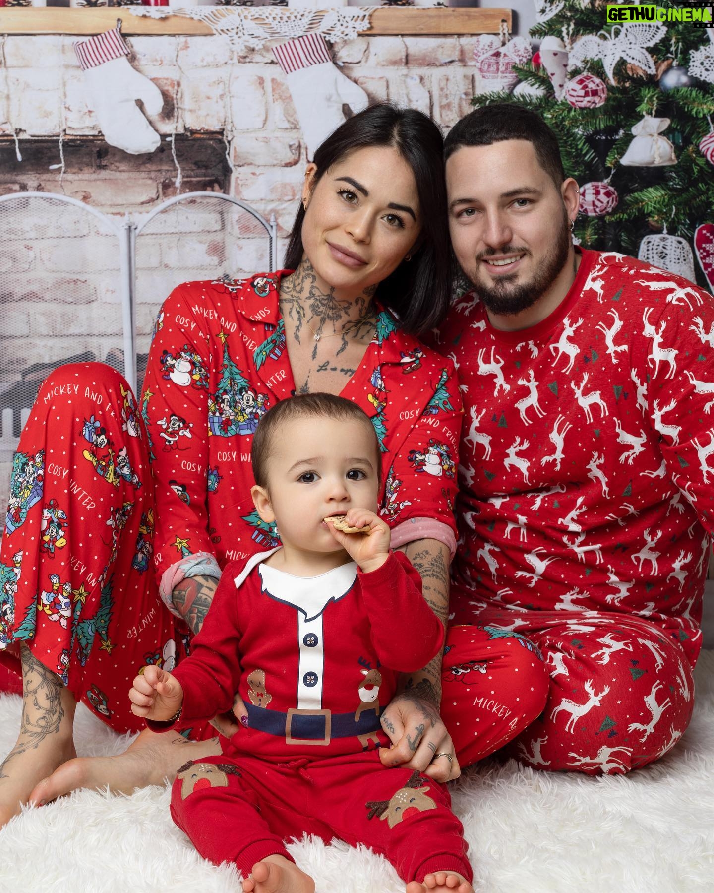 Claire Tomek - 9.6K Likes - Joyeux noël à tous 🎄🎁
Petite pensée pour les personnes seules pour Noël, celles qui ont des liens familiaux compliqués, celles qui ont des problèmes financiers, celles qui doivent travailler et pour qui les photos de Noël en famille sur les réseaux sociaux peuvent faire écho.
Ceux qui sont certes en famille mais qui y vont a reculons. N’oubliez pas que les paillettes sur Instagram, les grandes tables remplies d’invités etc ne sont pas forcément le reflet du bonheur.
Puis vous savez quoi ? C’est même pas un vrai sapin derrière ni une vraie cheminée, parce que nous c’est un sapin de cartons qu’on a dans le salon 😂🎄 et pourtant avec ce fond on passe trop pour la famille parfaite avec une maison de ouf !
A tout ceux qui passent par ce post, même si je ne vous connais pas, je vous souhaite un joyeux Noël et je pense à vous ❤️
C’est une fête d’amour et se porter de l’amour à soi c’est aussi réveillonner.
Pour les personnes qui sont en famille, profitons de ces moments, prenons soin de ceux qu’on aime car c’est le cadeau le plus inestimable.