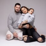 Claire Tomek Instagram - Maël 2 ans et trois mois, tu rigoles avec lui tu passes un bon moment puis d’un coup il te met la gifle de ta vie et il éclate de rire pendant que toi t’as MAL Autre chose qui m’a fait mal c’est son ingratitude quand il est rentré après 4 jours avec son père. Le rejet ça a été super dur à gérer pour moi sachant que je pouvais même pas le toucher c’était «  NON maman file ! Non pas maman papa » Haaa j’en ai chialé ! Je suis passée par la phase vexée, énervée puis triste .. Bon ça y’est c’est redevenu ma troisième jambe, celui qui me donne les feuilles de PQ quand je vais aux toilettes, et également la même personne qui veut dormir avec ma main et son front collé au mien et je dois dire que moi j’adore ça 😂