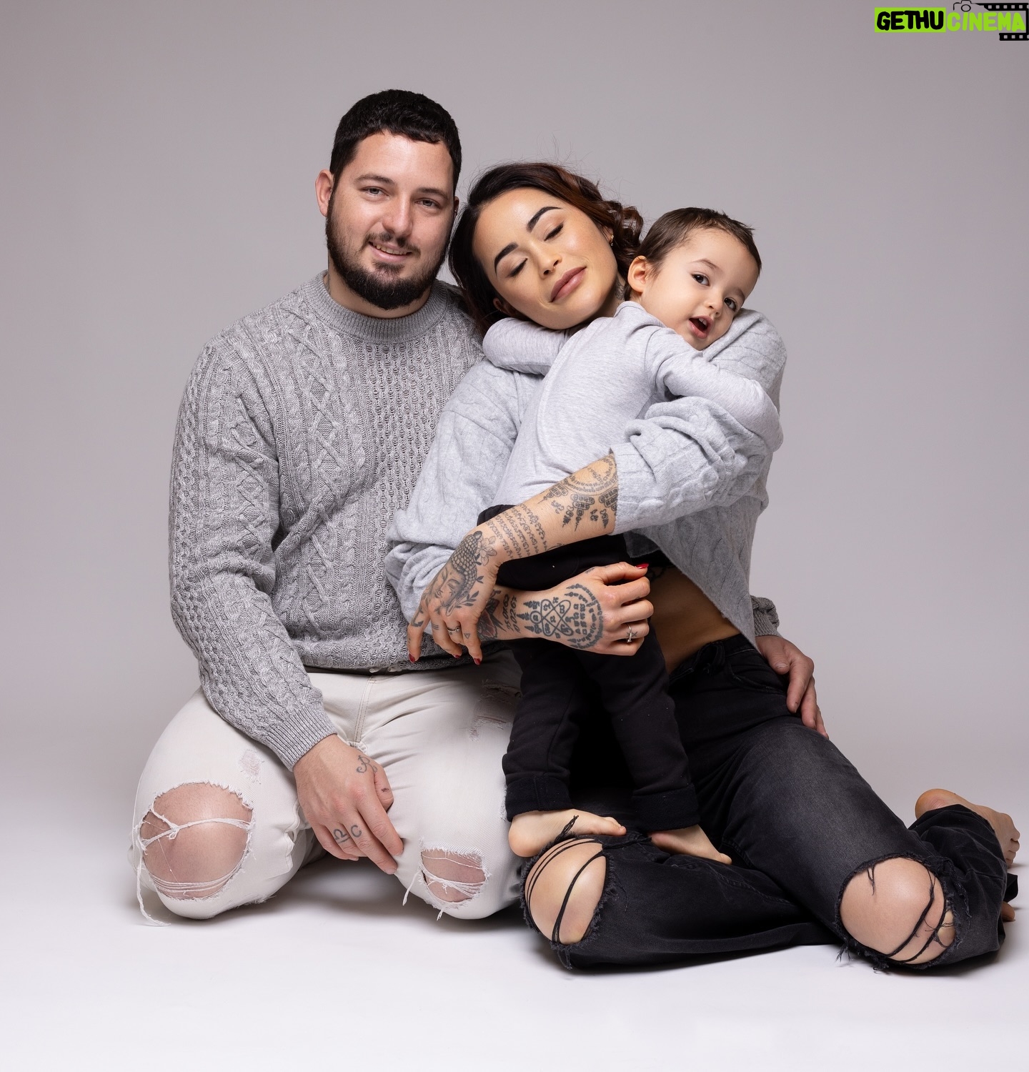 Claire Tomek - 10.2K Likes - Maël 2 ans et trois mois, tu rigoles avec lui tu passes un bon moment puis d’un coup il te met la gifle de ta vie et il éclate de rire pendant que toi t’as MAL
Autre chose qui m’a fait mal c’est son ingratitude quand il est rentré après 4 jours avec son père.
Le rejet ça a été super dur à gérer pour moi sachant que je pouvais même pas le toucher c’était « NON maman file ! Non pas maman papa »
Haaa j’en ai chialé ! Je suis passée par la phase vexée, énervée puis triste ..
Bon ça y’est c’est redevenu ma troisième jambe, celui qui me donne les feuilles de PQ quand je vais aux toilettes, et également la même personne qui veut dormir avec ma main et son front collé au mien et je dois dire que moi j’adore ça 😂