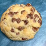 Claire Tomek Instagram – RECETTE GRANOLA COOKIES DAIM 🍪

* 250g de beurre pommade 
* 200g de cassonade ou vergeoise 
* 375g de farine 
* 1 sachet de levure 
* 1 oeuf 
* 1 pincée de sel 

– mélanger le beurre très mou avec le sucre jusqu’à obtenir une texture crème 
– ajouter l’œuf et mélanger 
– ajouter la farine, la levure et la pincée de sel. 
– mélanger jusqu’à obtenir une pâte homogène et ajouter les éclats de daim ou des pépites de chocolat 

12 a 15 min à 180 quand ils sont légèrement dorés faut les sortir et les laisser refroidir !