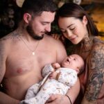 Claire Tomek Instagram - J’ai beaucoup parlé de ma grossesse de mon post partum mais aujourd’hui , je ne parlerai pas de moi .. ( 🧔🏻‍♂️ « pour une fois ») Aujourd’hui, je parlerai de lui. On parle très souvent des supers mamans, mais bien trop peu des papas en or. Alors à travers ce petit post il me semblait normal de le mettre en avant et de souligner qu’ils existent parce que j’ai de la chance j’en ai un a la maison. Mon mari que je l’appelle dans les bons jours et Martial quand on s’engueule 😂 ( en général quand je l’appelle par son prénom il sait que ça pue ) Pourtant mariés depuis peu ( il m’a demandé 2 ans avant mais bon il dit qu’il pouvait pas prévoir une pandémie, moi je pense qu’il réfléchissait encore), nous sommes unis depuis longtemps par le plus beau des diamants brut notre fils . C’est donc pas QUE mon mari, c’est aussi son PAPA : deux talents qu’il exerce au quotidien. Comme pour les mamans, c’est pas toujours simple pour eux de trouver leur place mais il se l’attribue lui même chaque jour à sa façon. On ne dit pas merci à un papa qui assume son rôle mais il est important de leur dire, tout simplement qu’on les trouve beaux dans leur costume de papa et mari quand c’est le cas, car ils le méritent. 👩🏻: « Un jour j’espère mon fils, tu deviendras aussi un papa ( moi une grand mère CIMER le coup de vieux ) Un conseil prends exemple sur celui que tu as. Il fait partie de l’élite paternel qui ferait tout pour sa famille. Un homme, un vrai, bref un super papa et ça crois moi, c’est tellement important » Tag en commentaire un super papa ou un super mari ( promis je le volerais pas je suis déjà maquée 😂🙄)