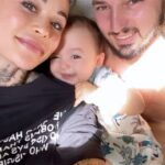Claire Tomek Instagram - J’ai beaucoup parlé de ma grossesse de mon post partum mais aujourd’hui , je ne parlerai pas de moi .. ( 🧔🏻‍♂️ « pour une fois ») Aujourd’hui, je parlerai de lui. On parle très souvent des supers mamans, mais bien trop peu des papas en or. Alors à travers ce petit post il me semblait normal de le mettre en avant et de souligner qu’ils existent parce que j’ai de la chance j’en ai un a la maison. Mon mari que je l’appelle dans les bons jours et Martial quand on s’engueule 😂 ( en général quand je l’appelle par son prénom il sait que ça pue ) Pourtant mariés depuis peu ( il m’a demandé 2 ans avant mais bon il dit qu’il pouvait pas prévoir une pandémie, moi je pense qu’il réfléchissait encore), nous sommes unis depuis longtemps par le plus beau des diamants brut notre fils . C’est donc pas QUE mon mari, c’est aussi son PAPA : deux talents qu’il exerce au quotidien. Comme pour les mamans, c’est pas toujours simple pour eux de trouver leur place mais il se l’attribue lui même chaque jour à sa façon. On ne dit pas merci à un papa qui assume son rôle mais il est important de leur dire, tout simplement qu’on les trouve beaux dans leur costume de papa et mari quand c’est le cas, car ils le méritent. 👩🏻: « Un jour j’espère mon fils, tu deviendras aussi un papa ( moi une grand mère CIMER le coup de vieux ) Un conseil prends exemple sur celui que tu as. Il fait partie de l’élite paternel qui ferait tout pour sa famille. Un homme, un vrai, bref un super papa et ça crois moi, c’est tellement important » Tag en commentaire un super papa ou un super mari ( promis je le volerais pas je suis déjà maquée 😂🙄)