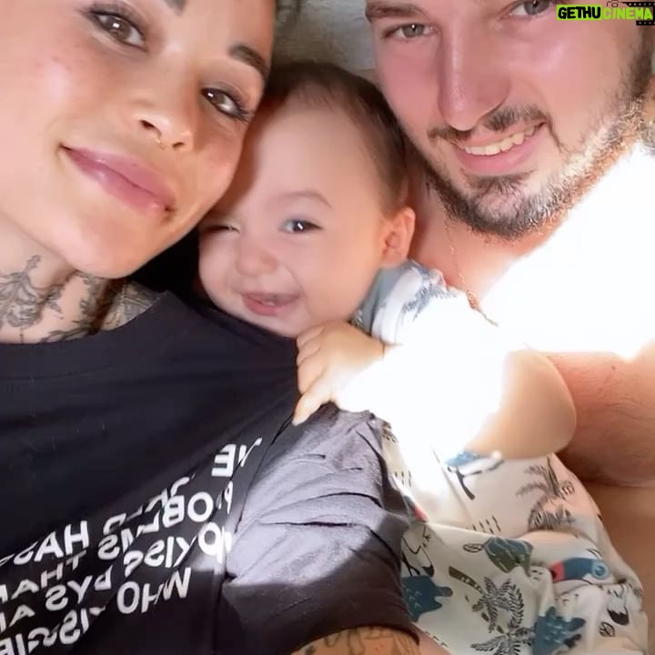 Claire Tomek - 9.6K Likes - J’ai beaucoup parlé de ma grossesse de mon post partum mais aujourd’hui , je ne parlerai pas de moi .. ( 🧔🏻♂️ « pour une fois »)
Aujourd’hui, je parlerai de lui.
On parle très souvent des supers mamans, mais bien trop peu des papas en or. Alors à travers ce petit post il me semblait normal de le mettre en avant et de souligner qu’ils existent parce que j’ai de la chance j’en ai un a la maison.
Mon mari que je l’appelle dans les bons jours et Martial quand on s’engueule 😂 ( en général quand je l’appelle par son prénom il sait que ça pue )
Pourtant mariés depuis peu ( il m’a demandé 2 ans avant mais bon il dit qu’il pouvait pas prévoir une pandémie, moi je pense qu’il réfléchissait encore), nous sommes unis depuis longtemps par le plus beau des diamants brut notre fils .
C’est donc pas QUE mon mari, c’est aussi son PAPA : deux talents qu’il exerce au quotidien.
Comme pour les mamans, c’est pas toujours simple pour eux de trouver leur place mais il se l’attribue lui même chaque jour à sa façon.
On ne dit pas merci à un papa qui assume son rôle mais il est important de leur dire, tout simplement qu’on les trouve beaux dans leur costume de papa et mari quand c’est le cas, car ils le méritent.
👩🏻: « Un jour j’espère mon fils, tu deviendras aussi un papa ( moi une grand mère CIMER le coup de vieux )
Un conseil prends exemple sur celui que tu as.
Il fait partie de l’élite paternel qui ferait tout pour sa famille.
Un homme, un vrai, bref un super papa et ça crois moi, c’est tellement important »
Tag en commentaire un super papa ou un super mari ( promis je le volerais pas je suis déjà maquée 😂🙄)