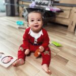 Claire Tomek Instagram – Résumer « avoir un enfant » en 2 photos 👉🏻

Un petit être si mignon qui se transforme en deux secondes en un vilain petit garnement ! 

C’est les dernières photos que j’ai pris avec mon iPhone avant qu’il décide de le mettre dans le bain avec exactement la même tête que sur la deuxième photo 😂😂

Bientôt il aura le choix entre deux salles de bains pour faire ses conneries ! 

🍾🍾🍾🍾CA Y’EEEEEST après des soirées à manger sans s’adresser la parole pour éplucher les annonces ( ça l’arrangeait bien je crois 😂) on a trouvé ! ✅ Bordeaux en 2023 

J’ai tellement hâte de vous partager pleins de nouvelles photos dans notre nouvelle maison ( qui ne sera que temporaire le temps qu’on achète THE ONE ) mais bon gros changement pour nous quand même 🏠 helloooo BORDEAUX 

Merci de suivre nos aventures au quotidien ❤️