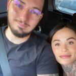 Claire Tomek Instagram - J’ai beaucoup parlé de ma grossesse de mon post partum mais aujourd’hui , je ne parlerai pas de moi .. ( 🧔🏻‍♂️ « pour une fois ») Aujourd’hui, je parlerai de lui. On parle très souvent des supers mamans, mais bien trop peu des papas en or. Alors à travers ce petit post il me semblait normal de le mettre en avant et de souligner qu’ils existent parce que j’ai de la chance j’en ai un a la maison. Mon mari que je l’appelle dans les bons jours et Martial quand on s’engueule 😂 ( en général quand je l’appelle par son prénom il sait que ça pue ) Pourtant mariés depuis peu ( il m’a demandé 2 ans avant mais bon il dit qu’il pouvait pas prévoir une pandémie, moi je pense qu’il réfléchissait encore), nous sommes unis depuis longtemps par le plus beau des diamants brut notre fils . C’est donc pas QUE mon mari, c’est aussi son PAPA : deux talents qu’il exerce au quotidien. Comme pour les mamans, c’est pas toujours simple pour eux de trouver leur place mais il se l’attribue lui même chaque jour à sa façon. On ne dit pas merci à un papa qui assume son rôle mais il est important de leur dire, tout simplement qu’on les trouve beaux dans leur costume de papa et mari quand c’est le cas, car ils le méritent. 👩🏻: « Un jour j’espère mon fils, tu deviendras aussi un papa ( moi une grand mère CIMER le coup de vieux ) Un conseil prends exemple sur celui que tu as. Il fait partie de l’élite paternel qui ferait tout pour sa famille. Un homme, un vrai, bref un super papa et ça crois moi, c’est tellement important » Tag en commentaire un super papa ou un super mari ( promis je le volerais pas je suis déjà maquée 😂🙄)