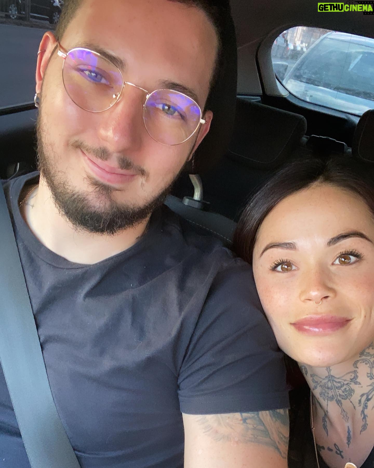 Claire Tomek - 9.6K Likes - J’ai beaucoup parlé de ma grossesse de mon post partum mais aujourd’hui , je ne parlerai pas de moi .. ( 🧔🏻♂️ « pour une fois »)
Aujourd’hui, je parlerai de lui.
On parle très souvent des supers mamans, mais bien trop peu des papas en or. Alors à travers ce petit post il me semblait normal de le mettre en avant et de souligner qu’ils existent parce que j’ai de la chance j’en ai un a la maison.
Mon mari que je l’appelle dans les bons jours et Martial quand on s’engueule 😂 ( en général quand je l’appelle par son prénom il sait que ça pue )
Pourtant mariés depuis peu ( il m’a demandé 2 ans avant mais bon il dit qu’il pouvait pas prévoir une pandémie, moi je pense qu’il réfléchissait encore), nous sommes unis depuis longtemps par le plus beau des diamants brut notre fils .
C’est donc pas QUE mon mari, c’est aussi son PAPA : deux talents qu’il exerce au quotidien.
Comme pour les mamans, c’est pas toujours simple pour eux de trouver leur place mais il se l’attribue lui même chaque jour à sa façon.
On ne dit pas merci à un papa qui assume son rôle mais il est important de leur dire, tout simplement qu’on les trouve beaux dans leur costume de papa et mari quand c’est le cas, car ils le méritent.
👩🏻: « Un jour j’espère mon fils, tu deviendras aussi un papa ( moi une grand mère CIMER le coup de vieux )
Un conseil prends exemple sur celui que tu as.
Il fait partie de l’élite paternel qui ferait tout pour sa famille.
Un homme, un vrai, bref un super papa et ça crois moi, c’est tellement important »
Tag en commentaire un super papa ou un super mari ( promis je le volerais pas je suis déjà maquée 😂🙄)