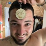 Claire Tomek Instagram - J’ai beaucoup parlé de ma grossesse de mon post partum mais aujourd’hui , je ne parlerai pas de moi .. ( 🧔🏻‍♂️ « pour une fois ») Aujourd’hui, je parlerai de lui. On parle très souvent des supers mamans, mais bien trop peu des papas en or. Alors à travers ce petit post il me semblait normal de le mettre en avant et de souligner qu’ils existent parce que j’ai de la chance j’en ai un a la maison. Mon mari que je l’appelle dans les bons jours et Martial quand on s’engueule 😂 ( en général quand je l’appelle par son prénom il sait que ça pue ) Pourtant mariés depuis peu ( il m’a demandé 2 ans avant mais bon il dit qu’il pouvait pas prévoir une pandémie, moi je pense qu’il réfléchissait encore), nous sommes unis depuis longtemps par le plus beau des diamants brut notre fils . C’est donc pas QUE mon mari, c’est aussi son PAPA : deux talents qu’il exerce au quotidien. Comme pour les mamans, c’est pas toujours simple pour eux de trouver leur place mais il se l’attribue lui même chaque jour à sa façon. On ne dit pas merci à un papa qui assume son rôle mais il est important de leur dire, tout simplement qu’on les trouve beaux dans leur costume de papa et mari quand c’est le cas, car ils le méritent. 👩🏻: « Un jour j’espère mon fils, tu deviendras aussi un papa ( moi une grand mère CIMER le coup de vieux ) Un conseil prends exemple sur celui que tu as. Il fait partie de l’élite paternel qui ferait tout pour sa famille. Un homme, un vrai, bref un super papa et ça crois moi, c’est tellement important » Tag en commentaire un super papa ou un super mari ( promis je le volerais pas je suis déjà maquée 😂🙄)