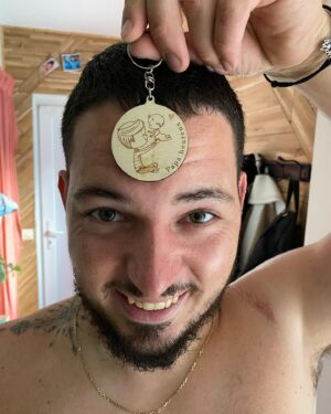 Claire Tomek Instagram - J’ai beaucoup parlé de ma grossesse de mon post partum mais aujourd’hui , je ne parlerai pas de moi .. ( 🧔🏻‍♂️ « pour une fois »)

Aujourd’hui, je parlerai de lui. 

On parle très souvent des supers mamans, mais bien trop peu des papas en or. Alors à travers ce petit post il me semblait normal de le mettre en avant et de souligner qu’ils existent parce que j’ai de la chance j’en ai un a la maison.

Mon mari que je l’appelle dans les bons jours et Martial quand on s’engueule 😂 ( en général quand je l’appelle par son prénom il sait que ça pue ) 

Pourtant mariés depuis peu ( il m’a demandé 2 ans avant mais bon il dit qu’il pouvait pas prévoir une pandémie, moi je pense qu’il réfléchissait encore), nous sommes unis depuis longtemps par le plus beau des diamants brut notre fils .

C’est donc pas QUE mon mari, c’est aussi son PAPA : deux talents qu’il exerce au quotidien. 

Comme pour les mamans, c’est pas toujours simple pour eux de trouver leur place mais il se l’attribue lui même chaque jour à sa façon.

On ne dit pas merci à un papa qui assume son rôle mais il est important de leur dire, tout simplement qu’on les trouve beaux dans leur costume de papa et mari quand c’est le cas, car ils le méritent. 

👩🏻: « Un jour j’espère mon fils, tu deviendras aussi un papa ( moi une grand mère CIMER le coup de vieux )
Un conseil prends exemple sur celui que tu as. 
Il fait partie de l’élite paternel qui ferait tout pour sa famille. 
Un homme, un vrai, bref un super papa et ça crois moi, c’est tellement important » 

Tag en commentaire un super papa ou un super mari ( promis je le volerais pas je suis déjà maquée 😂🙄)
