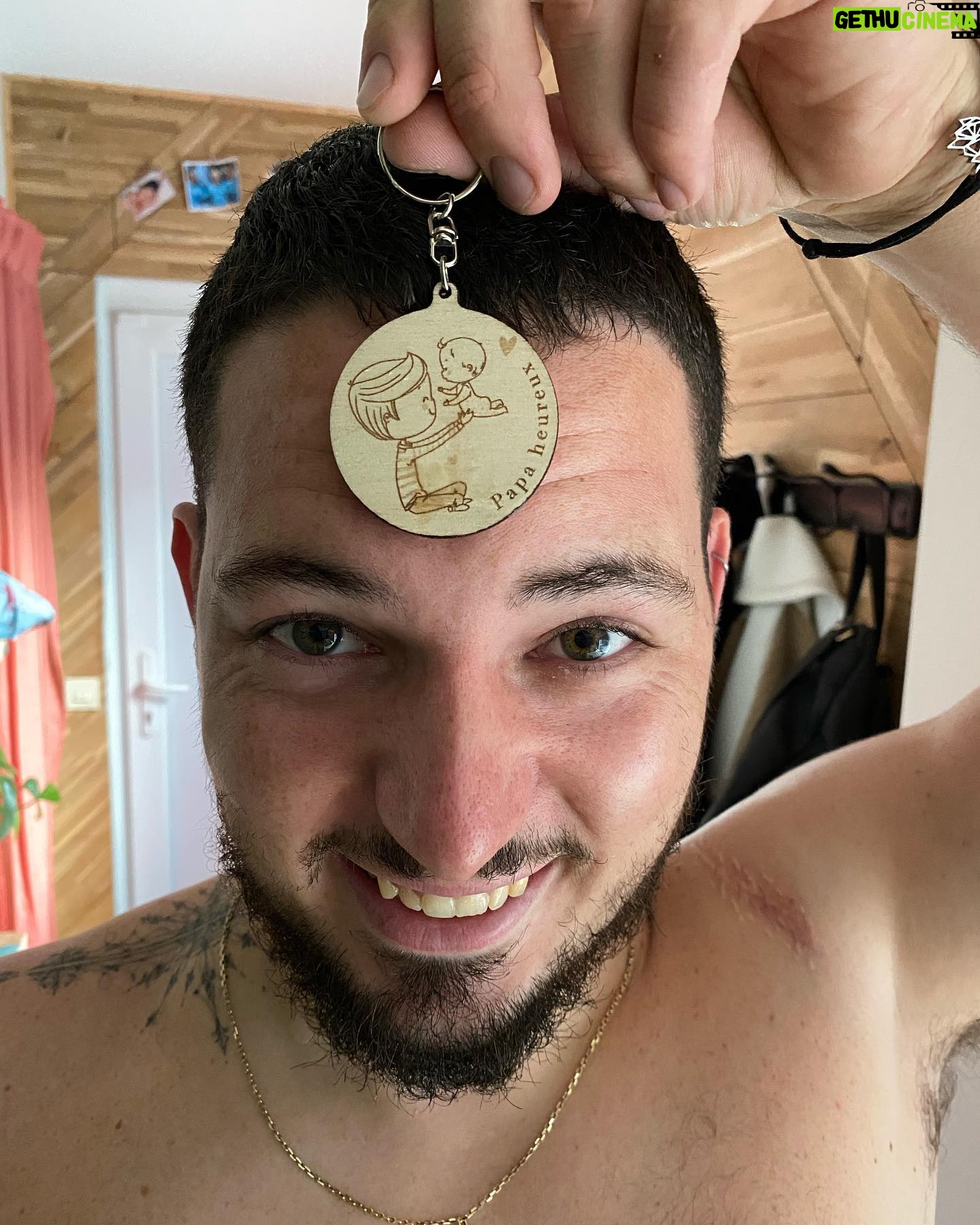 Claire Tomek - 9.6K Likes - J’ai beaucoup parlé de ma grossesse de mon post partum mais aujourd’hui , je ne parlerai pas de moi .. ( 🧔🏻♂️ « pour une fois »)
Aujourd’hui, je parlerai de lui.
On parle très souvent des supers mamans, mais bien trop peu des papas en or. Alors à travers ce petit post il me semblait normal de le mettre en avant et de souligner qu’ils existent parce que j’ai de la chance j’en ai un a la maison.
Mon mari que je l’appelle dans les bons jours et Martial quand on s’engueule 😂 ( en général quand je l’appelle par son prénom il sait que ça pue )
Pourtant mariés depuis peu ( il m’a demandé 2 ans avant mais bon il dit qu’il pouvait pas prévoir une pandémie, moi je pense qu’il réfléchissait encore), nous sommes unis depuis longtemps par le plus beau des diamants brut notre fils .
C’est donc pas QUE mon mari, c’est aussi son PAPA : deux talents qu’il exerce au quotidien.
Comme pour les mamans, c’est pas toujours simple pour eux de trouver leur place mais il se l’attribue lui même chaque jour à sa façon.
On ne dit pas merci à un papa qui assume son rôle mais il est important de leur dire, tout simplement qu’on les trouve beaux dans leur costume de papa et mari quand c’est le cas, car ils le méritent.
👩🏻: « Un jour j’espère mon fils, tu deviendras aussi un papa ( moi une grand mère CIMER le coup de vieux )
Un conseil prends exemple sur celui que tu as.
Il fait partie de l’élite paternel qui ferait tout pour sa famille.
Un homme, un vrai, bref un super papa et ça crois moi, c’est tellement important »
Tag en commentaire un super papa ou un super mari ( promis je le volerais pas je suis déjà maquée 😂🙄)