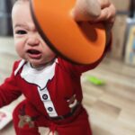 Claire Tomek Instagram – Résumer « avoir un enfant » en 2 photos 👉🏻

Un petit être si mignon qui se transforme en deux secondes en un vilain petit garnement ! 

C’est les dernières photos que j’ai pris avec mon iPhone avant qu’il décide de le mettre dans le bain avec exactement la même tête que sur la deuxième photo 😂😂

Bientôt il aura le choix entre deux salles de bains pour faire ses conneries ! 

🍾🍾🍾🍾CA Y’EEEEEST après des soirées à manger sans s’adresser la parole pour éplucher les annonces ( ça l’arrangeait bien je crois 😂) on a trouvé ! ✅ Bordeaux en 2023 

J’ai tellement hâte de vous partager pleins de nouvelles photos dans notre nouvelle maison ( qui ne sera que temporaire le temps qu’on achète THE ONE ) mais bon gros changement pour nous quand même 🏠 helloooo BORDEAUX 

Merci de suivre nos aventures au quotidien ❤️