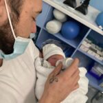 Claire Tomek Instagram - J’ai beaucoup parlé de ma grossesse de mon post partum mais aujourd’hui , je ne parlerai pas de moi .. ( 🧔🏻‍♂️ « pour une fois ») Aujourd’hui, je parlerai de lui. On parle très souvent des supers mamans, mais bien trop peu des papas en or. Alors à travers ce petit post il me semblait normal de le mettre en avant et de souligner qu’ils existent parce que j’ai de la chance j’en ai un a la maison. Mon mari que je l’appelle dans les bons jours et Martial quand on s’engueule 😂 ( en général quand je l’appelle par son prénom il sait que ça pue ) Pourtant mariés depuis peu ( il m’a demandé 2 ans avant mais bon il dit qu’il pouvait pas prévoir une pandémie, moi je pense qu’il réfléchissait encore), nous sommes unis depuis longtemps par le plus beau des diamants brut notre fils . C’est donc pas QUE mon mari, c’est aussi son PAPA : deux talents qu’il exerce au quotidien. Comme pour les mamans, c’est pas toujours simple pour eux de trouver leur place mais il se l’attribue lui même chaque jour à sa façon. On ne dit pas merci à un papa qui assume son rôle mais il est important de leur dire, tout simplement qu’on les trouve beaux dans leur costume de papa et mari quand c’est le cas, car ils le méritent. 👩🏻: « Un jour j’espère mon fils, tu deviendras aussi un papa ( moi une grand mère CIMER le coup de vieux ) Un conseil prends exemple sur celui que tu as. Il fait partie de l’élite paternel qui ferait tout pour sa famille. Un homme, un vrai, bref un super papa et ça crois moi, c’est tellement important » Tag en commentaire un super papa ou un super mari ( promis je le volerais pas je suis déjà maquée 😂🙄)