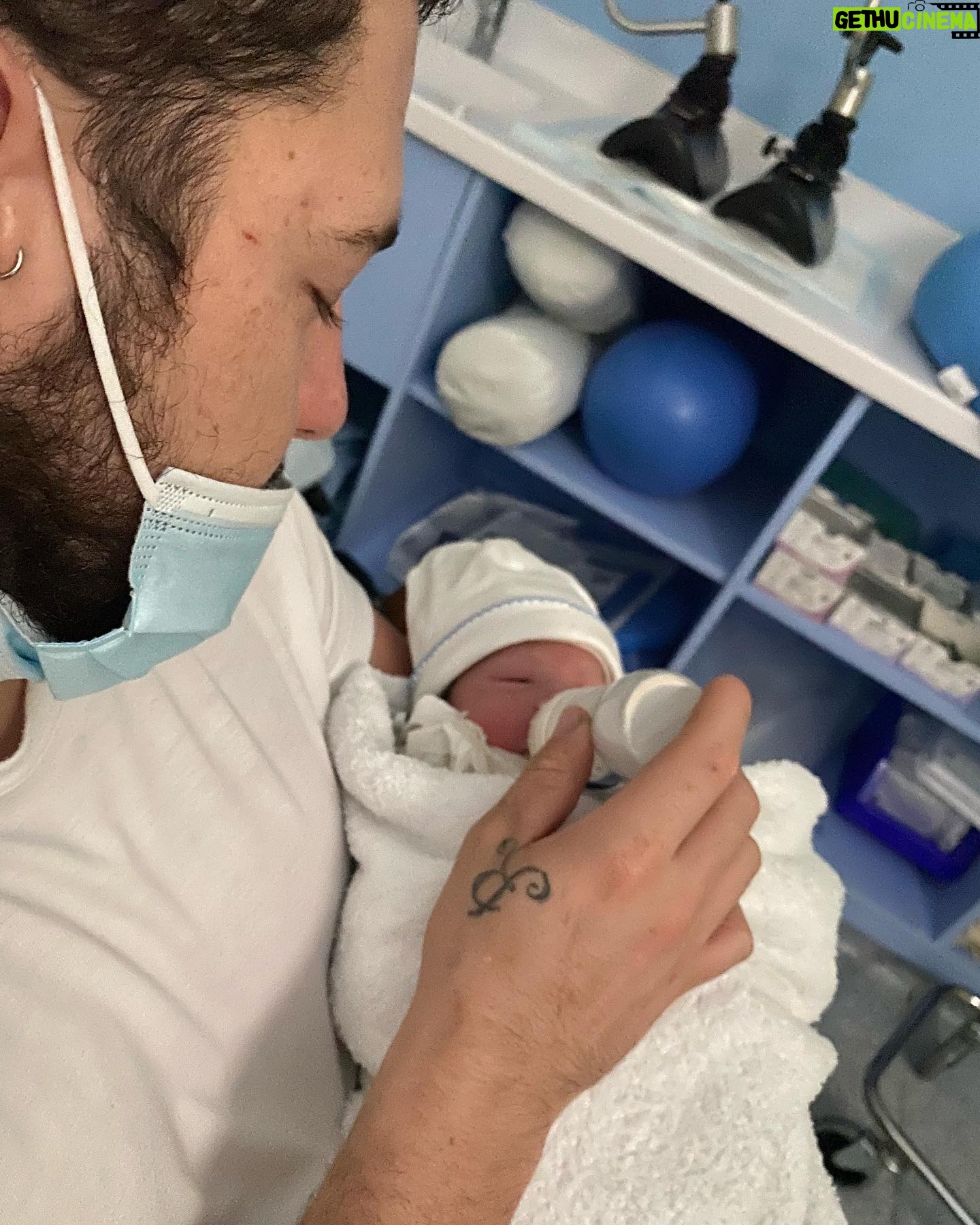 Claire Tomek - 9.6K Likes - J’ai beaucoup parlé de ma grossesse de mon post partum mais aujourd’hui , je ne parlerai pas de moi .. ( 🧔🏻♂️ « pour une fois »)
Aujourd’hui, je parlerai de lui.
On parle très souvent des supers mamans, mais bien trop peu des papas en or. Alors à travers ce petit post il me semblait normal de le mettre en avant et de souligner qu’ils existent parce que j’ai de la chance j’en ai un a la maison.
Mon mari que je l’appelle dans les bons jours et Martial quand on s’engueule 😂 ( en général quand je l’appelle par son prénom il sait que ça pue )
Pourtant mariés depuis peu ( il m’a demandé 2 ans avant mais bon il dit qu’il pouvait pas prévoir une pandémie, moi je pense qu’il réfléchissait encore), nous sommes unis depuis longtemps par le plus beau des diamants brut notre fils .
C’est donc pas QUE mon mari, c’est aussi son PAPA : deux talents qu’il exerce au quotidien.
Comme pour les mamans, c’est pas toujours simple pour eux de trouver leur place mais il se l’attribue lui même chaque jour à sa façon.
On ne dit pas merci à un papa qui assume son rôle mais il est important de leur dire, tout simplement qu’on les trouve beaux dans leur costume de papa et mari quand c’est le cas, car ils le méritent.
👩🏻: « Un jour j’espère mon fils, tu deviendras aussi un papa ( moi une grand mère CIMER le coup de vieux )
Un conseil prends exemple sur celui que tu as.
Il fait partie de l’élite paternel qui ferait tout pour sa famille.
Un homme, un vrai, bref un super papa et ça crois moi, c’est tellement important »
Tag en commentaire un super papa ou un super mari ( promis je le volerais pas je suis déjà maquée 😂🙄)