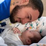 Claire Tomek Instagram - J’ai beaucoup parlé de ma grossesse de mon post partum mais aujourd’hui , je ne parlerai pas de moi .. ( 🧔🏻‍♂️ « pour une fois ») Aujourd’hui, je parlerai de lui. On parle très souvent des supers mamans, mais bien trop peu des papas en or. Alors à travers ce petit post il me semblait normal de le mettre en avant et de souligner qu’ils existent parce que j’ai de la chance j’en ai un a la maison. Mon mari que je l’appelle dans les bons jours et Martial quand on s’engueule 😂 ( en général quand je l’appelle par son prénom il sait que ça pue ) Pourtant mariés depuis peu ( il m’a demandé 2 ans avant mais bon il dit qu’il pouvait pas prévoir une pandémie, moi je pense qu’il réfléchissait encore), nous sommes unis depuis longtemps par le plus beau des diamants brut notre fils . C’est donc pas QUE mon mari, c’est aussi son PAPA : deux talents qu’il exerce au quotidien. Comme pour les mamans, c’est pas toujours simple pour eux de trouver leur place mais il se l’attribue lui même chaque jour à sa façon. On ne dit pas merci à un papa qui assume son rôle mais il est important de leur dire, tout simplement qu’on les trouve beaux dans leur costume de papa et mari quand c’est le cas, car ils le méritent. 👩🏻: « Un jour j’espère mon fils, tu deviendras aussi un papa ( moi une grand mère CIMER le coup de vieux ) Un conseil prends exemple sur celui que tu as. Il fait partie de l’élite paternel qui ferait tout pour sa famille. Un homme, un vrai, bref un super papa et ça crois moi, c’est tellement important » Tag en commentaire un super papa ou un super mari ( promis je le volerais pas je suis déjà maquée 😂🙄)