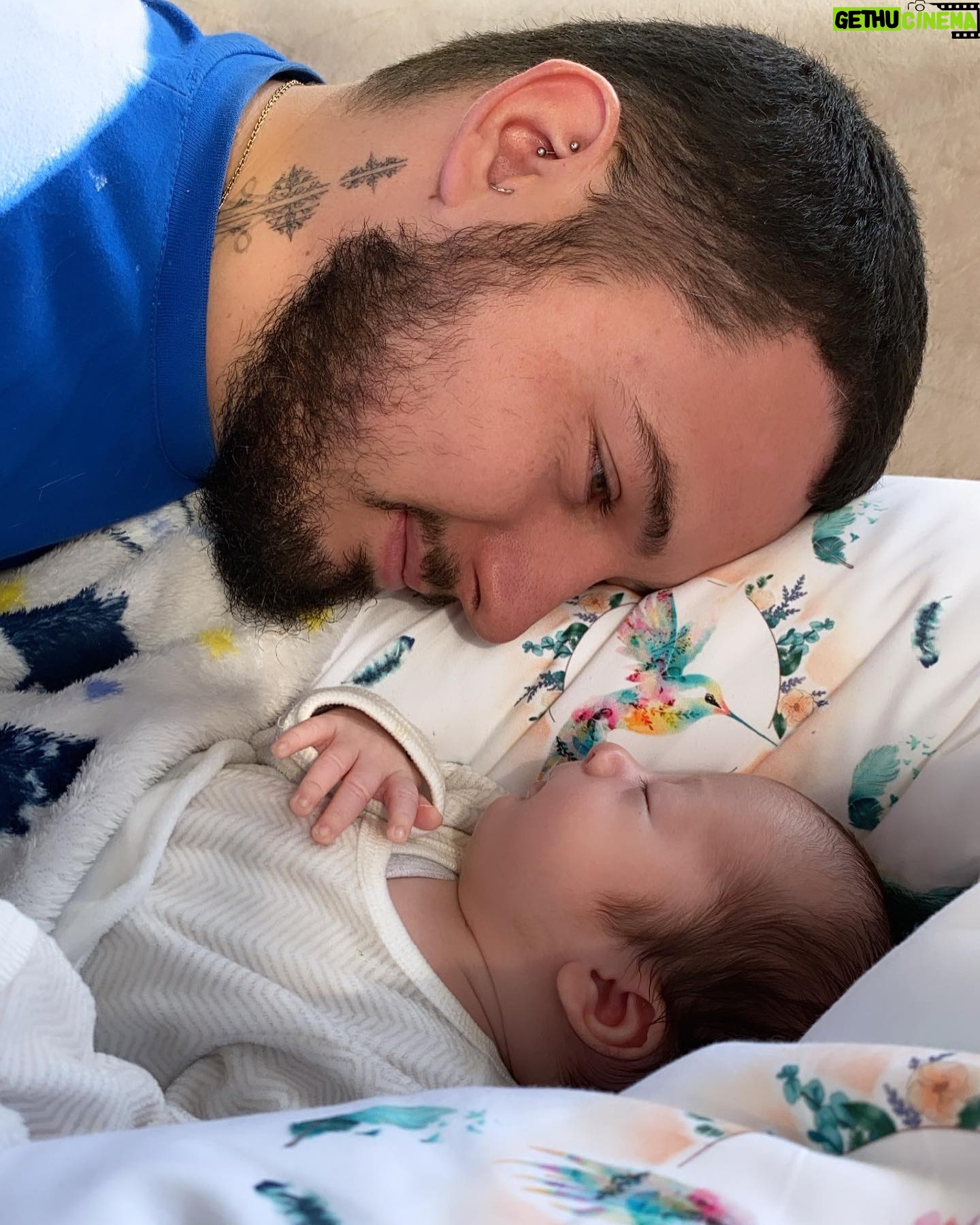 Claire Tomek - 9.6K Likes - J’ai beaucoup parlé de ma grossesse de mon post partum mais aujourd’hui , je ne parlerai pas de moi .. ( 🧔🏻♂️ « pour une fois »)
Aujourd’hui, je parlerai de lui.
On parle très souvent des supers mamans, mais bien trop peu des papas en or. Alors à travers ce petit post il me semblait normal de le mettre en avant et de souligner qu’ils existent parce que j’ai de la chance j’en ai un a la maison.
Mon mari que je l’appelle dans les bons jours et Martial quand on s’engueule 😂 ( en général quand je l’appelle par son prénom il sait que ça pue )
Pourtant mariés depuis peu ( il m’a demandé 2 ans avant mais bon il dit qu’il pouvait pas prévoir une pandémie, moi je pense qu’il réfléchissait encore), nous sommes unis depuis longtemps par le plus beau des diamants brut notre fils .
C’est donc pas QUE mon mari, c’est aussi son PAPA : deux talents qu’il exerce au quotidien.
Comme pour les mamans, c’est pas toujours simple pour eux de trouver leur place mais il se l’attribue lui même chaque jour à sa façon.
On ne dit pas merci à un papa qui assume son rôle mais il est important de leur dire, tout simplement qu’on les trouve beaux dans leur costume de papa et mari quand c’est le cas, car ils le méritent.
👩🏻: « Un jour j’espère mon fils, tu deviendras aussi un papa ( moi une grand mère CIMER le coup de vieux )
Un conseil prends exemple sur celui que tu as.
Il fait partie de l’élite paternel qui ferait tout pour sa famille.
Un homme, un vrai, bref un super papa et ça crois moi, c’est tellement important »
Tag en commentaire un super papa ou un super mari ( promis je le volerais pas je suis déjà maquée 😂🙄)