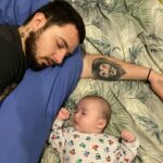 Claire Tomek Instagram - J’ai beaucoup parlé de ma grossesse de mon post partum mais aujourd’hui , je ne parlerai pas de moi .. ( 🧔🏻‍♂️ « pour une fois ») Aujourd’hui, je parlerai de lui. On parle très souvent des supers mamans, mais bien trop peu des papas en or. Alors à travers ce petit post il me semblait normal de le mettre en avant et de souligner qu’ils existent parce que j’ai de la chance j’en ai un a la maison. Mon mari que je l’appelle dans les bons jours et Martial quand on s’engueule 😂 ( en général quand je l’appelle par son prénom il sait que ça pue ) Pourtant mariés depuis peu ( il m’a demandé 2 ans avant mais bon il dit qu’il pouvait pas prévoir une pandémie, moi je pense qu’il réfléchissait encore), nous sommes unis depuis longtemps par le plus beau des diamants brut notre fils . C’est donc pas QUE mon mari, c’est aussi son PAPA : deux talents qu’il exerce au quotidien. Comme pour les mamans, c’est pas toujours simple pour eux de trouver leur place mais il se l’attribue lui même chaque jour à sa façon. On ne dit pas merci à un papa qui assume son rôle mais il est important de leur dire, tout simplement qu’on les trouve beaux dans leur costume de papa et mari quand c’est le cas, car ils le méritent. 👩🏻: « Un jour j’espère mon fils, tu deviendras aussi un papa ( moi une grand mère CIMER le coup de vieux ) Un conseil prends exemple sur celui que tu as. Il fait partie de l’élite paternel qui ferait tout pour sa famille. Un homme, un vrai, bref un super papa et ça crois moi, c’est tellement important » Tag en commentaire un super papa ou un super mari ( promis je le volerais pas je suis déjà maquée 😂🙄)