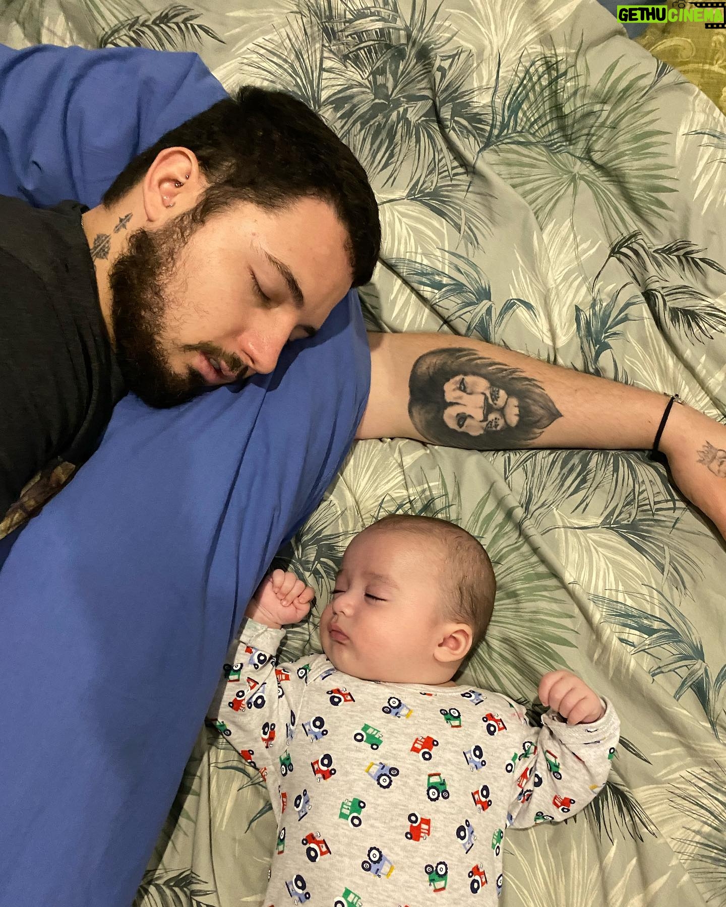 Claire Tomek - 9.6K Likes - J’ai beaucoup parlé de ma grossesse de mon post partum mais aujourd’hui , je ne parlerai pas de moi .. ( 🧔🏻♂️ « pour une fois »)
Aujourd’hui, je parlerai de lui.
On parle très souvent des supers mamans, mais bien trop peu des papas en or. Alors à travers ce petit post il me semblait normal de le mettre en avant et de souligner qu’ils existent parce que j’ai de la chance j’en ai un a la maison.
Mon mari que je l’appelle dans les bons jours et Martial quand on s’engueule 😂 ( en général quand je l’appelle par son prénom il sait que ça pue )
Pourtant mariés depuis peu ( il m’a demandé 2 ans avant mais bon il dit qu’il pouvait pas prévoir une pandémie, moi je pense qu’il réfléchissait encore), nous sommes unis depuis longtemps par le plus beau des diamants brut notre fils .
C’est donc pas QUE mon mari, c’est aussi son PAPA : deux talents qu’il exerce au quotidien.
Comme pour les mamans, c’est pas toujours simple pour eux de trouver leur place mais il se l’attribue lui même chaque jour à sa façon.
On ne dit pas merci à un papa qui assume son rôle mais il est important de leur dire, tout simplement qu’on les trouve beaux dans leur costume de papa et mari quand c’est le cas, car ils le méritent.
👩🏻: « Un jour j’espère mon fils, tu deviendras aussi un papa ( moi une grand mère CIMER le coup de vieux )
Un conseil prends exemple sur celui que tu as.
Il fait partie de l’élite paternel qui ferait tout pour sa famille.
Un homme, un vrai, bref un super papa et ça crois moi, c’est tellement important »
Tag en commentaire un super papa ou un super mari ( promis je le volerais pas je suis déjà maquée 😂🙄)