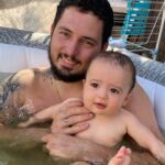 Claire Tomek Instagram - J’ai beaucoup parlé de ma grossesse de mon post partum mais aujourd’hui , je ne parlerai pas de moi .. ( 🧔🏻‍♂️ « pour une fois ») Aujourd’hui, je parlerai de lui. On parle très souvent des supers mamans, mais bien trop peu des papas en or. Alors à travers ce petit post il me semblait normal de le mettre en avant et de souligner qu’ils existent parce que j’ai de la chance j’en ai un a la maison. Mon mari que je l’appelle dans les bons jours et Martial quand on s’engueule 😂 ( en général quand je l’appelle par son prénom il sait que ça pue ) Pourtant mariés depuis peu ( il m’a demandé 2 ans avant mais bon il dit qu’il pouvait pas prévoir une pandémie, moi je pense qu’il réfléchissait encore), nous sommes unis depuis longtemps par le plus beau des diamants brut notre fils . C’est donc pas QUE mon mari, c’est aussi son PAPA : deux talents qu’il exerce au quotidien. Comme pour les mamans, c’est pas toujours simple pour eux de trouver leur place mais il se l’attribue lui même chaque jour à sa façon. On ne dit pas merci à un papa qui assume son rôle mais il est important de leur dire, tout simplement qu’on les trouve beaux dans leur costume de papa et mari quand c’est le cas, car ils le méritent. 👩🏻: « Un jour j’espère mon fils, tu deviendras aussi un papa ( moi une grand mère CIMER le coup de vieux ) Un conseil prends exemple sur celui que tu as. Il fait partie de l’élite paternel qui ferait tout pour sa famille. Un homme, un vrai, bref un super papa et ça crois moi, c’est tellement important » Tag en commentaire un super papa ou un super mari ( promis je le volerais pas je suis déjà maquée 😂🙄)