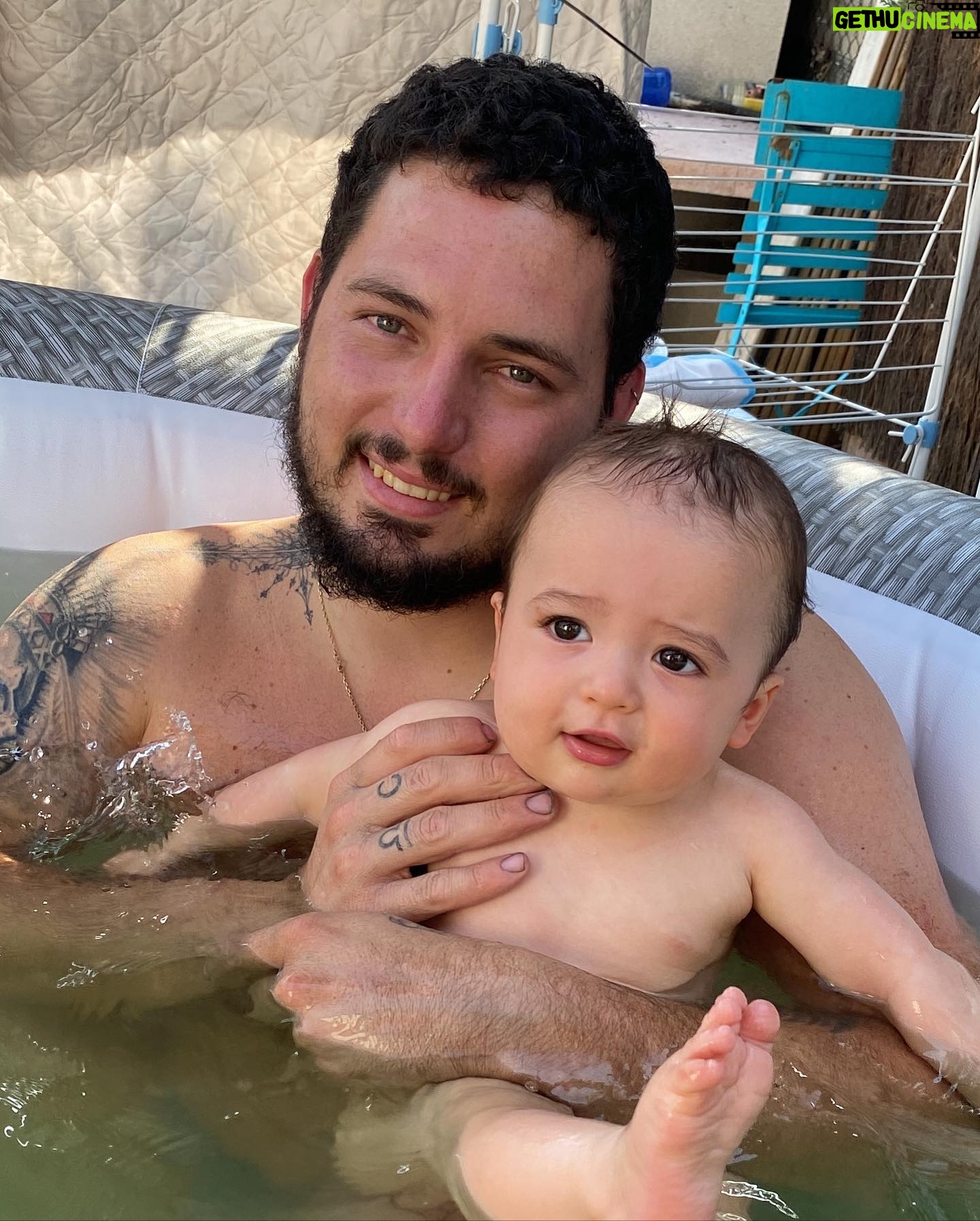 Claire Tomek - 9.6K Likes - J’ai beaucoup parlé de ma grossesse de mon post partum mais aujourd’hui , je ne parlerai pas de moi .. ( 🧔🏻♂️ « pour une fois »)
Aujourd’hui, je parlerai de lui.
On parle très souvent des supers mamans, mais bien trop peu des papas en or. Alors à travers ce petit post il me semblait normal de le mettre en avant et de souligner qu’ils existent parce que j’ai de la chance j’en ai un a la maison.
Mon mari que je l’appelle dans les bons jours et Martial quand on s’engueule 😂 ( en général quand je l’appelle par son prénom il sait que ça pue )
Pourtant mariés depuis peu ( il m’a demandé 2 ans avant mais bon il dit qu’il pouvait pas prévoir une pandémie, moi je pense qu’il réfléchissait encore), nous sommes unis depuis longtemps par le plus beau des diamants brut notre fils .
C’est donc pas QUE mon mari, c’est aussi son PAPA : deux talents qu’il exerce au quotidien.
Comme pour les mamans, c’est pas toujours simple pour eux de trouver leur place mais il se l’attribue lui même chaque jour à sa façon.
On ne dit pas merci à un papa qui assume son rôle mais il est important de leur dire, tout simplement qu’on les trouve beaux dans leur costume de papa et mari quand c’est le cas, car ils le méritent.
👩🏻: « Un jour j’espère mon fils, tu deviendras aussi un papa ( moi une grand mère CIMER le coup de vieux )
Un conseil prends exemple sur celui que tu as.
Il fait partie de l’élite paternel qui ferait tout pour sa famille.
Un homme, un vrai, bref un super papa et ça crois moi, c’est tellement important »
Tag en commentaire un super papa ou un super mari ( promis je le volerais pas je suis déjà maquée 😂🙄)