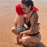 Claire Tomek Instagram - La raie encore pleine de sable mais une mamie et un enfant heureux ! Moi je voulais juste rattraper le bronzage en retard sur mon boule 😂