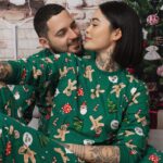 Claire Tomek Instagram - 🧔🏻‍♂️ « cette année encore on est vraiment obligés de faire un shooting de Noël ? » 🤷🏻‍♀️«  ça dépend est ce que t’es vraiment obligé de manger tous les jours et d’avoir des vêtements propres ? » J’ai hate de refoutre des pyjamas primark à tout le monde et de gaver Maël de gâteaux pour avoir ma photo de Noël 🎄 😂 J’ai hâte aussi d’avoir ma machine à café, parce que bon la montre je l’ai déjà déballé en avance mais c’était pour être sure qu’elle fonctionne ! Pour le petit par contre j’ai pas trop d’idée il est déjà pourri gâté.. il a quand même une jagu le type 😂 Vous avez trouvé vos cadeaux vous ou pas encore ?