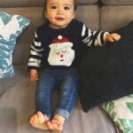 Claire Tomek Instagram – Coucou Père Noël, ça fait bien longtemps que je ne t’avais pas écrit ! D’ailleurs je peux te dire tu ? 
Maël est encore trop petit pour écrire et moi peut être un peu trop vielle mais j’espère qu’il aura l’occasion de le faire. 
Que pour lui le père Noël existera comme pour moi et que ses copains ne viendront pas enlever les petites étoiles dans ses yeux au moins au début. 

Est-ce que le Pôle Nord est épargné par le réchauffement climatique ? Non parce que clairement nous ici c’est la cata. 

Je voudrais que tu livres  pleins de bisous à toutes ces mamans qui travaillent à la maison ou à l’extérieur. 
Tu sais elles ont souvent une lourde charge mentale sur les épaules un peu comme toi avec ta hotte ! 
Elles ont toujours milles choses auxquelles penser au quotidien, mais c’est double peine quand y’a les fêtes faut bien tout préparer. 

Encore désolée pour le bourbier avec le sapin l’année dernière, j’ai voulu le laisser gérer mais toi même tu sais que les hommes voient toujours les choses en grand 😂

Pour Noël je ne demande pas que mon fils marche, ni qu’il fasse ça de plus ou de moins que les autres de son âge. 
Ce serait bien de les laisser souffler un peu, sans comparer ! 
Est-ce que nous les parents on doit avoir tous la même taille, le même gabarit, la meme évolution ? 

Si tu peux faire quelque chose pour moi, j’aimerais que les mamans et les papas ne se sentent pas obligés de faire tout pour être des parents parfaits.
Que tu bloques tous les comptes des mamans donneuses de leçons, celles qui nous font culpabiliser ou celles qui prétendent avoir une vie incroyable alors qu’on met toutes les mains dans le caca 😂

J’aimerais un peu de répit pour nous toutes, un peu d’indulgence pour soi et les autres.  Le temps de souffler, au moins une petite fois ! 

Bon big bisou Père Noël, la routine m’appelle. Boulot, courses, linge tout ça tout ça quoi ! 
D’ailleurs rajoute un sèche linge sur ma liste 😘

Et vous vous voulez quoi vous pour Noël ? ❤️
