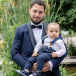 Claire Tomek Instagram - J’ai beaucoup parlé de ma grossesse de mon post partum mais aujourd’hui , je ne parlerai pas de moi .. ( 🧔🏻‍♂️ « pour une fois ») Aujourd’hui, je parlerai de lui. On parle très souvent des supers mamans, mais bien trop peu des papas en or. Alors à travers ce petit post il me semblait normal de le mettre en avant et de souligner qu’ils existent parce que j’ai de la chance j’en ai un a la maison. Mon mari que je l’appelle dans les bons jours et Martial quand on s’engueule 😂 ( en général quand je l’appelle par son prénom il sait que ça pue ) Pourtant mariés depuis peu ( il m’a demandé 2 ans avant mais bon il dit qu’il pouvait pas prévoir une pandémie, moi je pense qu’il réfléchissait encore), nous sommes unis depuis longtemps par le plus beau des diamants brut notre fils . C’est donc pas QUE mon mari, c’est aussi son PAPA : deux talents qu’il exerce au quotidien. Comme pour les mamans, c’est pas toujours simple pour eux de trouver leur place mais il se l’attribue lui même chaque jour à sa façon. On ne dit pas merci à un papa qui assume son rôle mais il est important de leur dire, tout simplement qu’on les trouve beaux dans leur costume de papa et mari quand c’est le cas, car ils le méritent. 👩🏻: « Un jour j’espère mon fils, tu deviendras aussi un papa ( moi une grand mère CIMER le coup de vieux ) Un conseil prends exemple sur celui que tu as. Il fait partie de l’élite paternel qui ferait tout pour sa famille. Un homme, un vrai, bref un super papa et ça crois moi, c’est tellement important » Tag en commentaire un super papa ou un super mari ( promis je le volerais pas je suis déjà maquée 😂🙄)