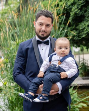 Claire Tomek Instagram - J’ai beaucoup parlé de ma grossesse de mon post partum mais aujourd’hui , je ne parlerai pas de moi .. ( 🧔🏻‍♂️ « pour une fois »)

Aujourd’hui, je parlerai de lui. 

On parle très souvent des supers mamans, mais bien trop peu des papas en or. Alors à travers ce petit post il me semblait normal de le mettre en avant et de souligner qu’ils existent parce que j’ai de la chance j’en ai un a la maison.

Mon mari que je l’appelle dans les bons jours et Martial quand on s’engueule 😂 ( en général quand je l’appelle par son prénom il sait que ça pue ) 

Pourtant mariés depuis peu ( il m’a demandé 2 ans avant mais bon il dit qu’il pouvait pas prévoir une pandémie, moi je pense qu’il réfléchissait encore), nous sommes unis depuis longtemps par le plus beau des diamants brut notre fils .

C’est donc pas QUE mon mari, c’est aussi son PAPA : deux talents qu’il exerce au quotidien. 

Comme pour les mamans, c’est pas toujours simple pour eux de trouver leur place mais il se l’attribue lui même chaque jour à sa façon.

On ne dit pas merci à un papa qui assume son rôle mais il est important de leur dire, tout simplement qu’on les trouve beaux dans leur costume de papa et mari quand c’est le cas, car ils le méritent. 

👩🏻: « Un jour j’espère mon fils, tu deviendras aussi un papa ( moi une grand mère CIMER le coup de vieux )
Un conseil prends exemple sur celui que tu as. 
Il fait partie de l’élite paternel qui ferait tout pour sa famille. 
Un homme, un vrai, bref un super papa et ça crois moi, c’est tellement important » 

Tag en commentaire un super papa ou un super mari ( promis je le volerais pas je suis déjà maquée 😂🙄)
