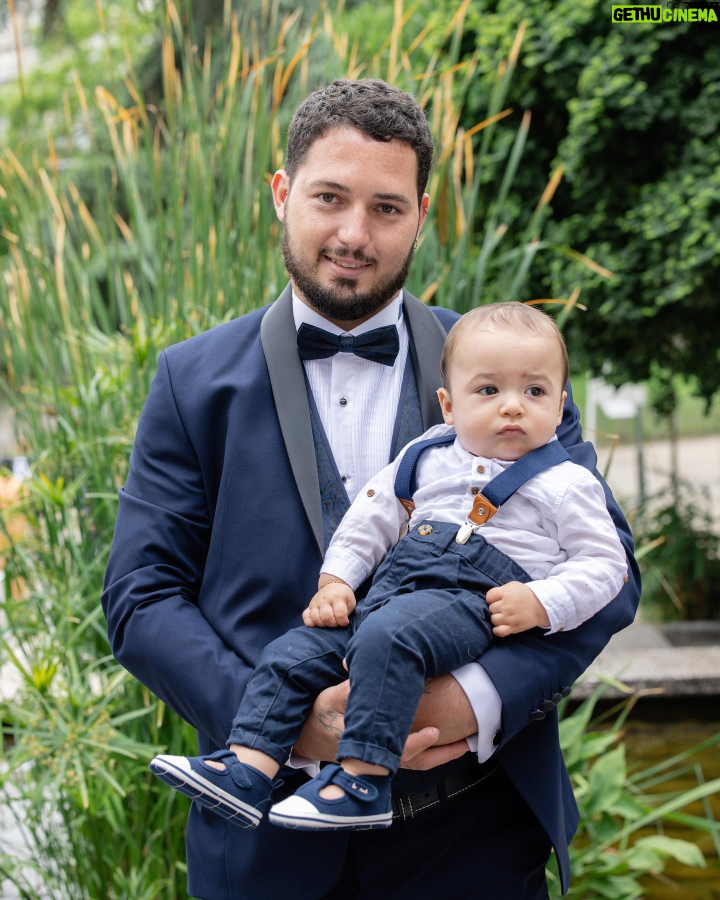 Claire Tomek - 9.6K Likes - J’ai beaucoup parlé de ma grossesse de mon post partum mais aujourd’hui , je ne parlerai pas de moi .. ( 🧔🏻♂️ « pour une fois »)
Aujourd’hui, je parlerai de lui.
On parle très souvent des supers mamans, mais bien trop peu des papas en or. Alors à travers ce petit post il me semblait normal de le mettre en avant et de souligner qu’ils existent parce que j’ai de la chance j’en ai un a la maison.
Mon mari que je l’appelle dans les bons jours et Martial quand on s’engueule 😂 ( en général quand je l’appelle par son prénom il sait que ça pue )
Pourtant mariés depuis peu ( il m’a demandé 2 ans avant mais bon il dit qu’il pouvait pas prévoir une pandémie, moi je pense qu’il réfléchissait encore), nous sommes unis depuis longtemps par le plus beau des diamants brut notre fils .
C’est donc pas QUE mon mari, c’est aussi son PAPA : deux talents qu’il exerce au quotidien.
Comme pour les mamans, c’est pas toujours simple pour eux de trouver leur place mais il se l’attribue lui même chaque jour à sa façon.
On ne dit pas merci à un papa qui assume son rôle mais il est important de leur dire, tout simplement qu’on les trouve beaux dans leur costume de papa et mari quand c’est le cas, car ils le méritent.
👩🏻: « Un jour j’espère mon fils, tu deviendras aussi un papa ( moi une grand mère CIMER le coup de vieux )
Un conseil prends exemple sur celui que tu as.
Il fait partie de l’élite paternel qui ferait tout pour sa famille.
Un homme, un vrai, bref un super papa et ça crois moi, c’est tellement important »
Tag en commentaire un super papa ou un super mari ( promis je le volerais pas je suis déjà maquée 😂🙄)