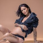Claire Tomek Instagram - 1 year later Avant on a des principes / après on a des enfants des vergetures , des cernes et beaucoup moins d’argent.